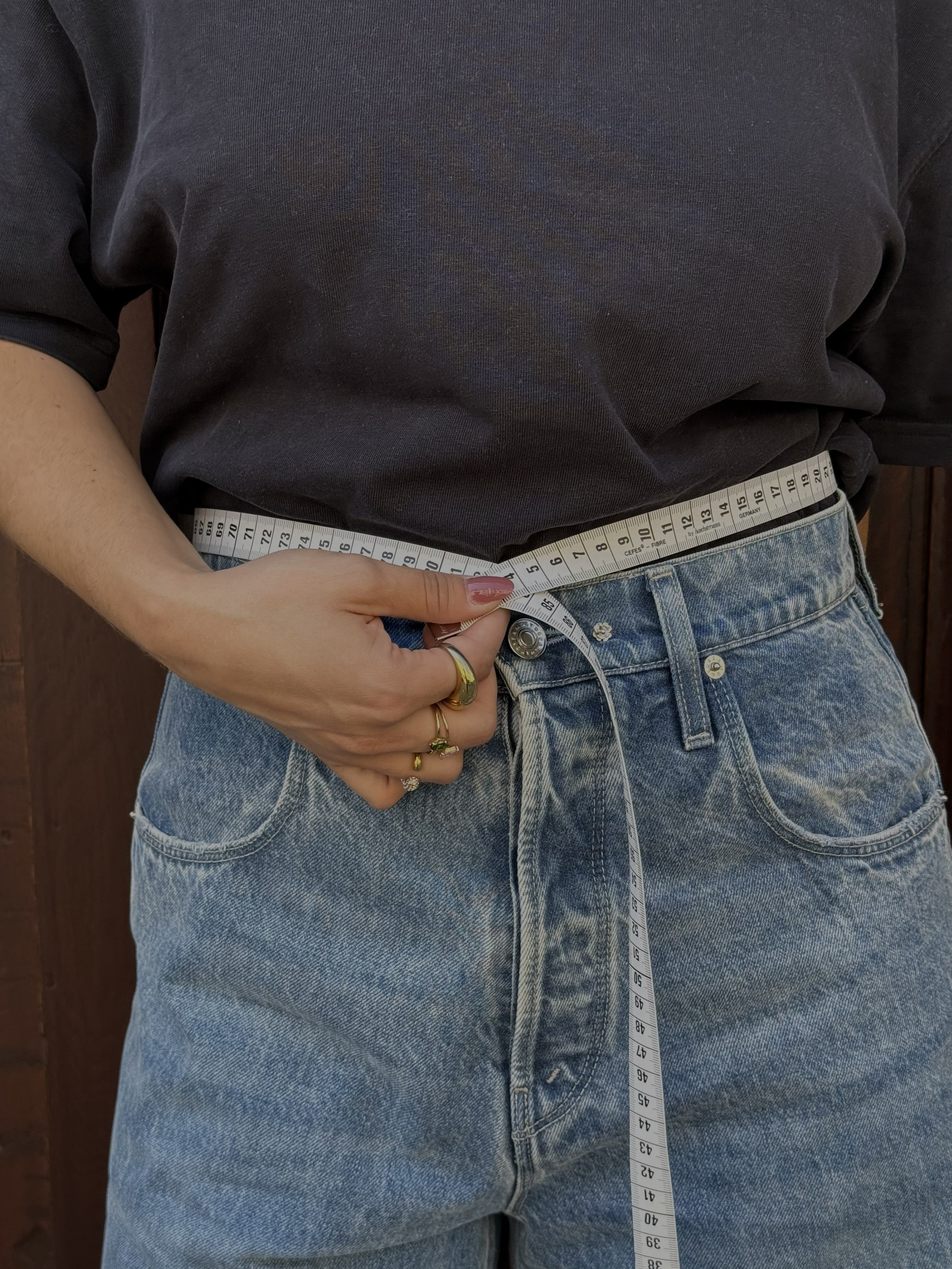 Denim mit Maßband an Hüfte