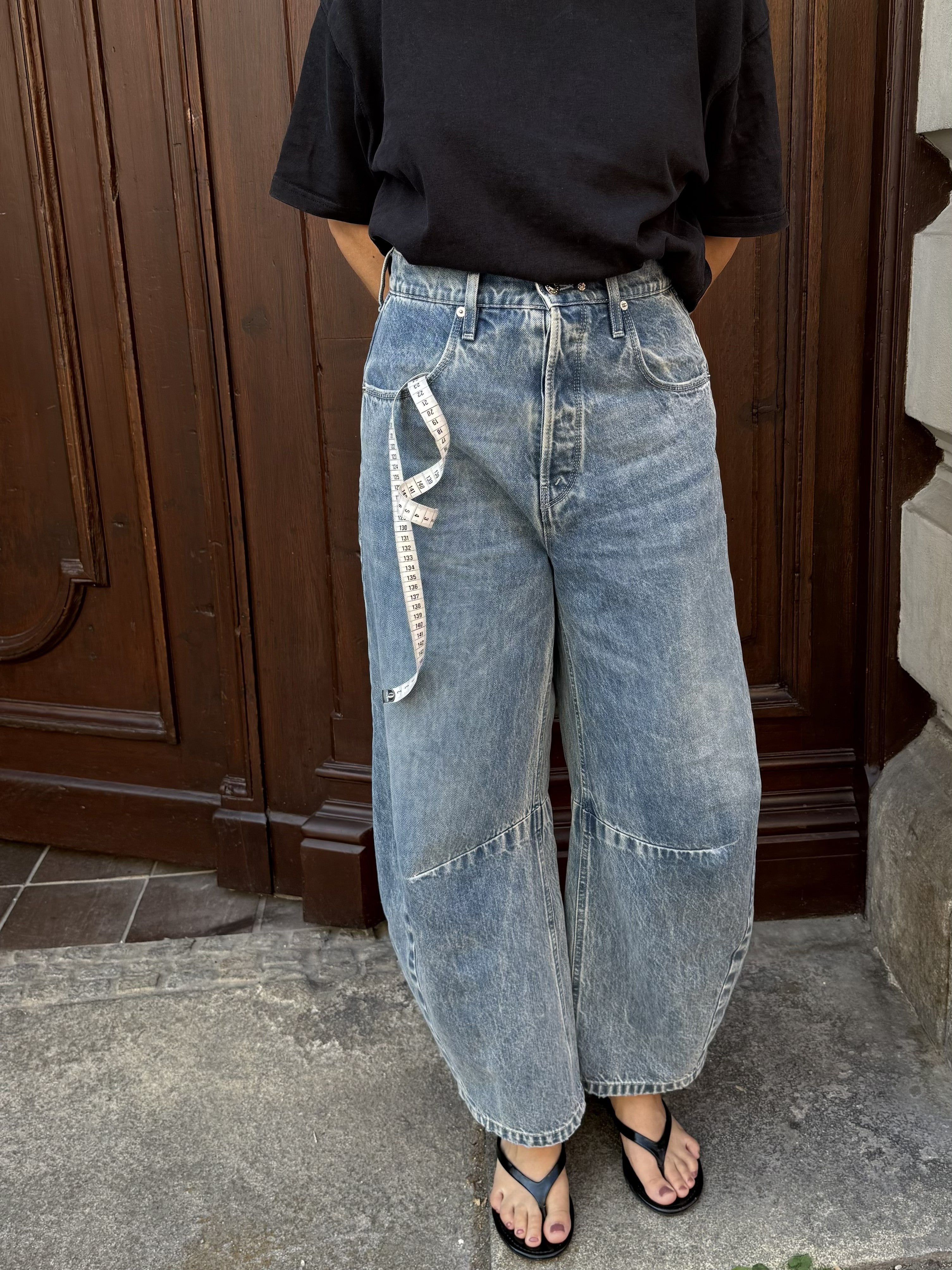 Denim mit Maßband in Hosentasche