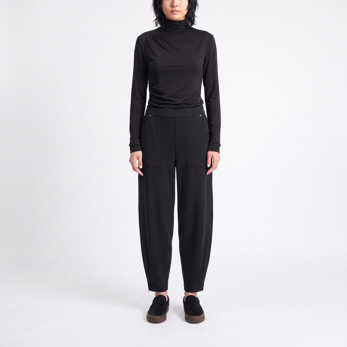 Cropped jump-in trousers made of premium scuba. | TWIST | black | Front view of model