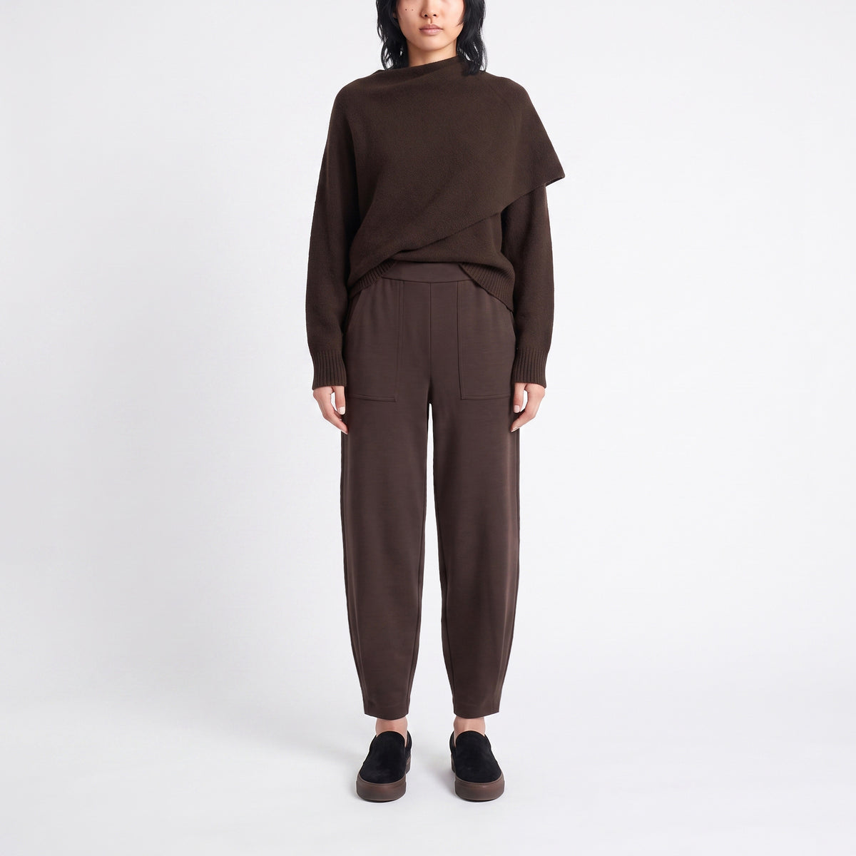 Tapered trousers made of premium scuba. | TWIST | bitter chocolate | Front view of model