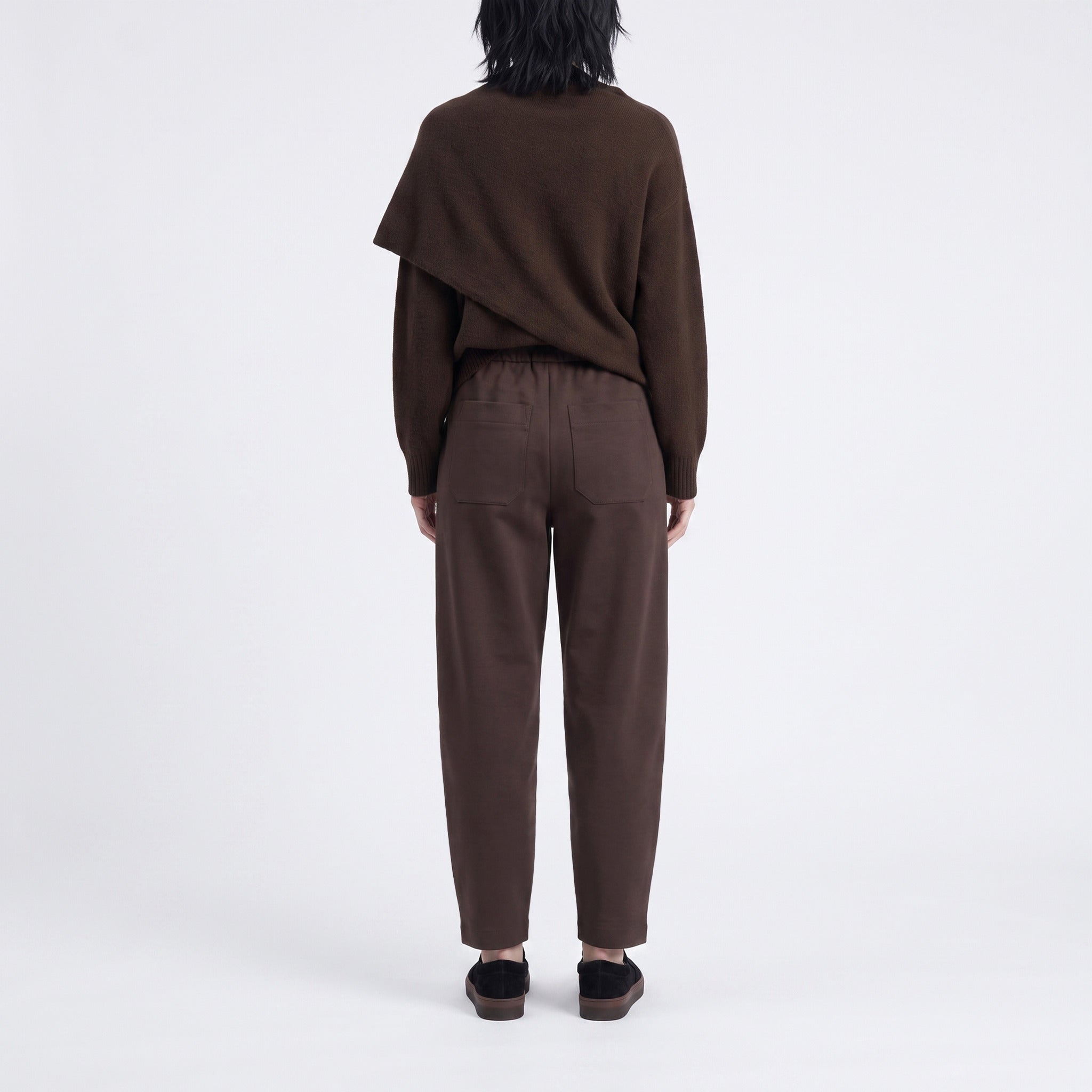 Tapered trousers made of premium scuba. | TWIST | bitter chocolate | Back view of model