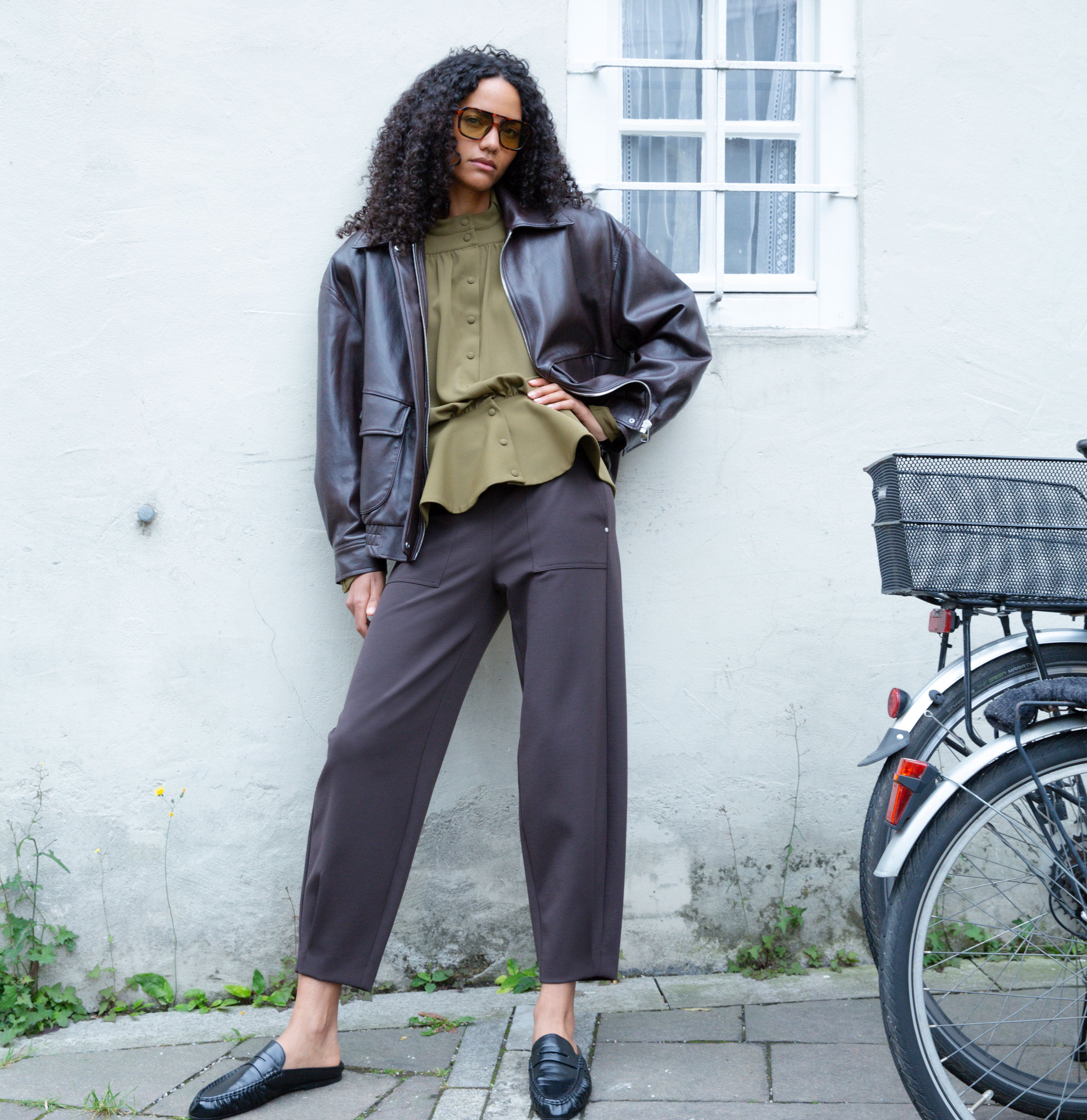 Tapered trousers made of premium scuba. | TWIST | bitter chocolate | Campaign image 3