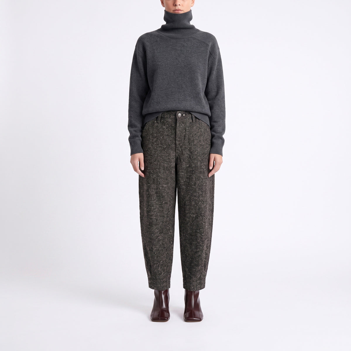Relaxed trousers in premium bonding quality. | TWIST sports | graphite grey jacquard | Front view of model