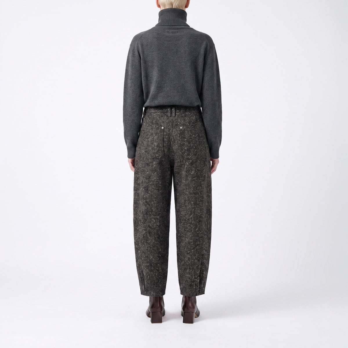 Relaxed trousers in premium bonding quality. | TWIST sports | graphite grey jacquard | Back view of model