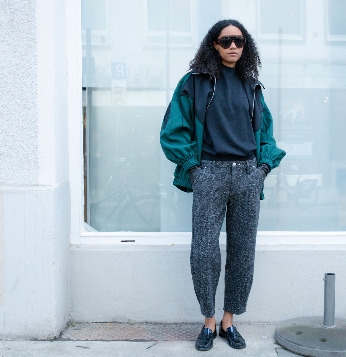 Relaxed trousers in premium bonding quality. | TWIST sports | graphite grey jacquard | Campaign image 3