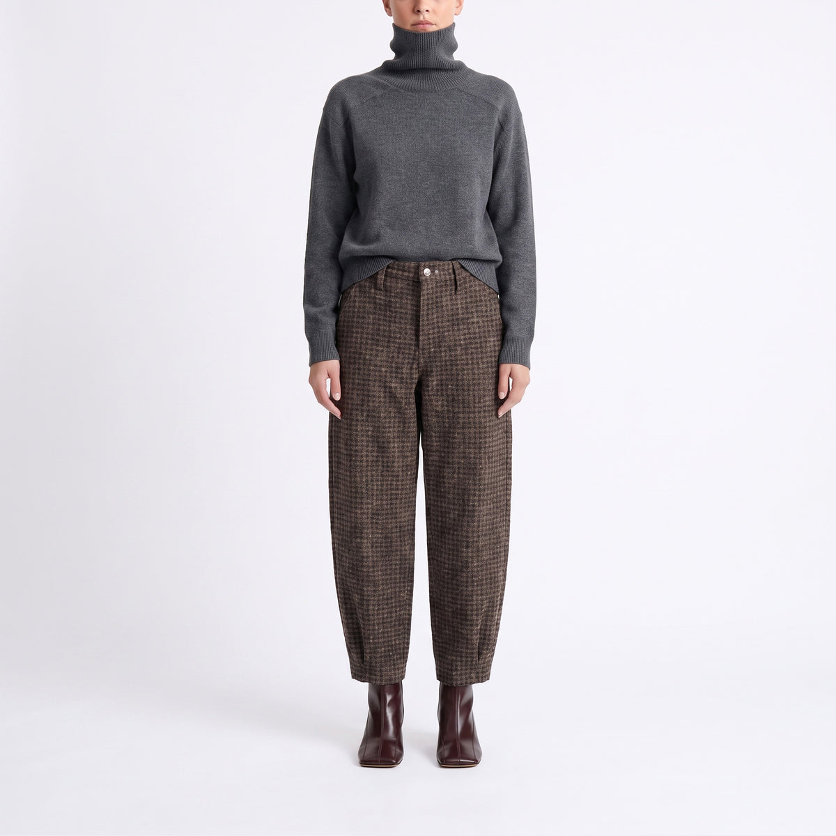 Relaxed trousers in premium bonding quality. | TWIST sports | coffee houndstooth | Front view of model
