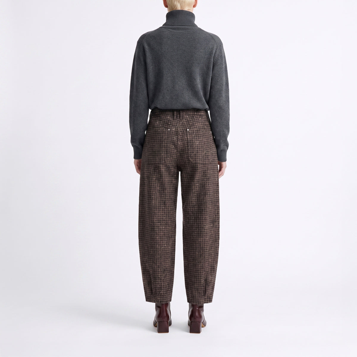 Relaxed trousers in premium bonding quality. | TWIST sports | coffee houndstooth | Back view of model