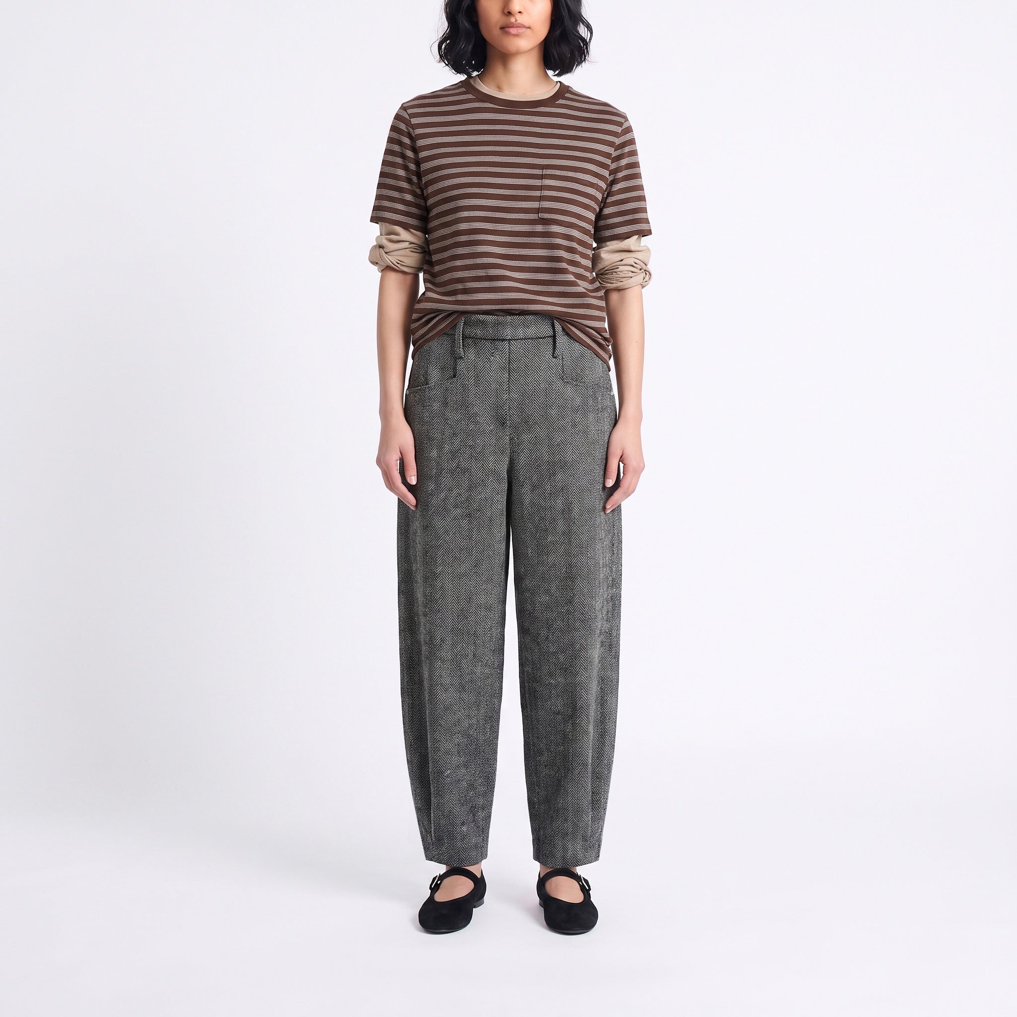 Relaxed trousers made of premium jersey. | TWIST 3.0 | shadow grey herringbone | Front view of model
