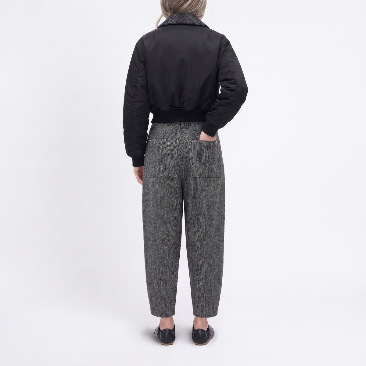 Relaxed trousers made of premium jersey. | TWIST 3.0 | shadow grey herringbone | Back view of model