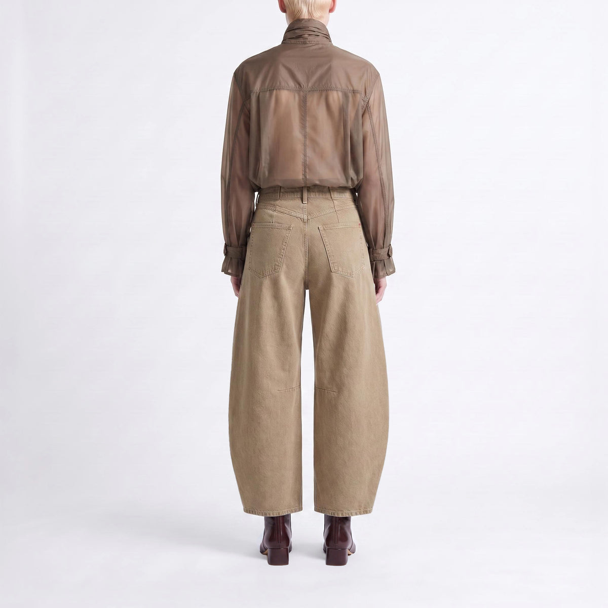 Circular barrel jeans with seam details. | LOS ANGELES smart indigo | DD caramel wash | Back view of model