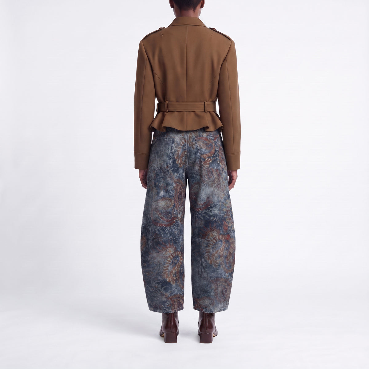 Circular barrel jeans with seam details. | LOS ANGELES smart indigo | DD cashmere blue wash | Back view of model