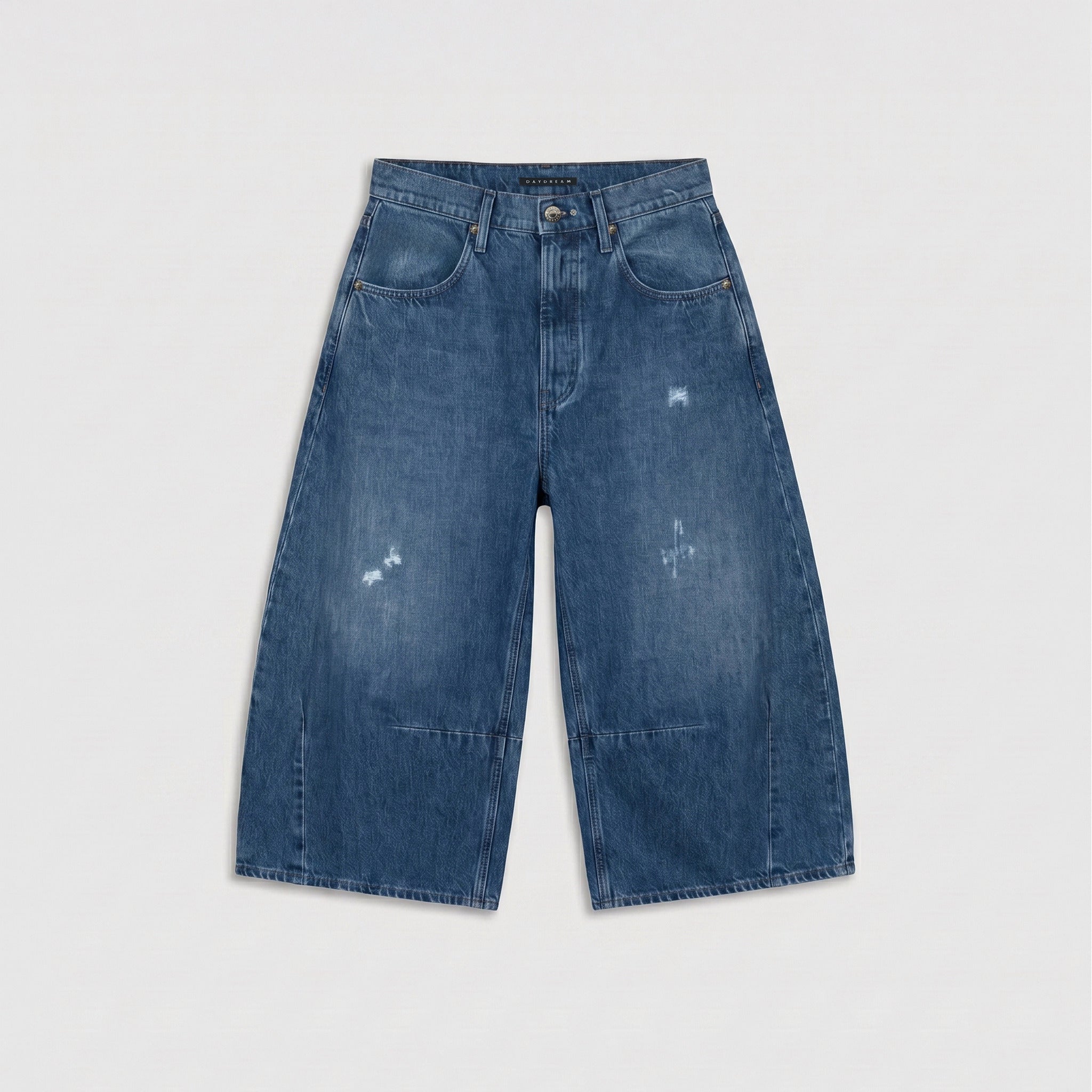 Circular Bermuda in a barrel fit. | LOS ANGELES Bermuda indigo | DD sunset wash | Front view of bust