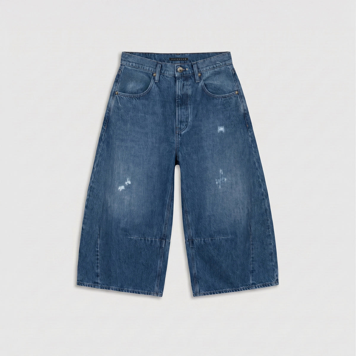 Circular Bermuda in a barrel fit. | LOS ANGELES Bermuda indigo | DD sunset wash | Front view of bust