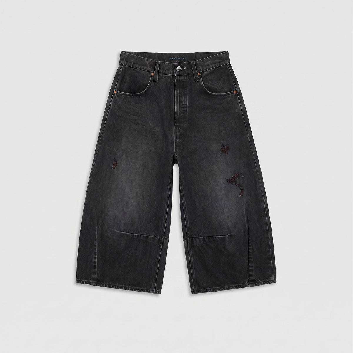 Circular Bermuda in a barrel fit. | LOS ANGELES Bermuda indigo | DD mocha used wash | Front view of bust