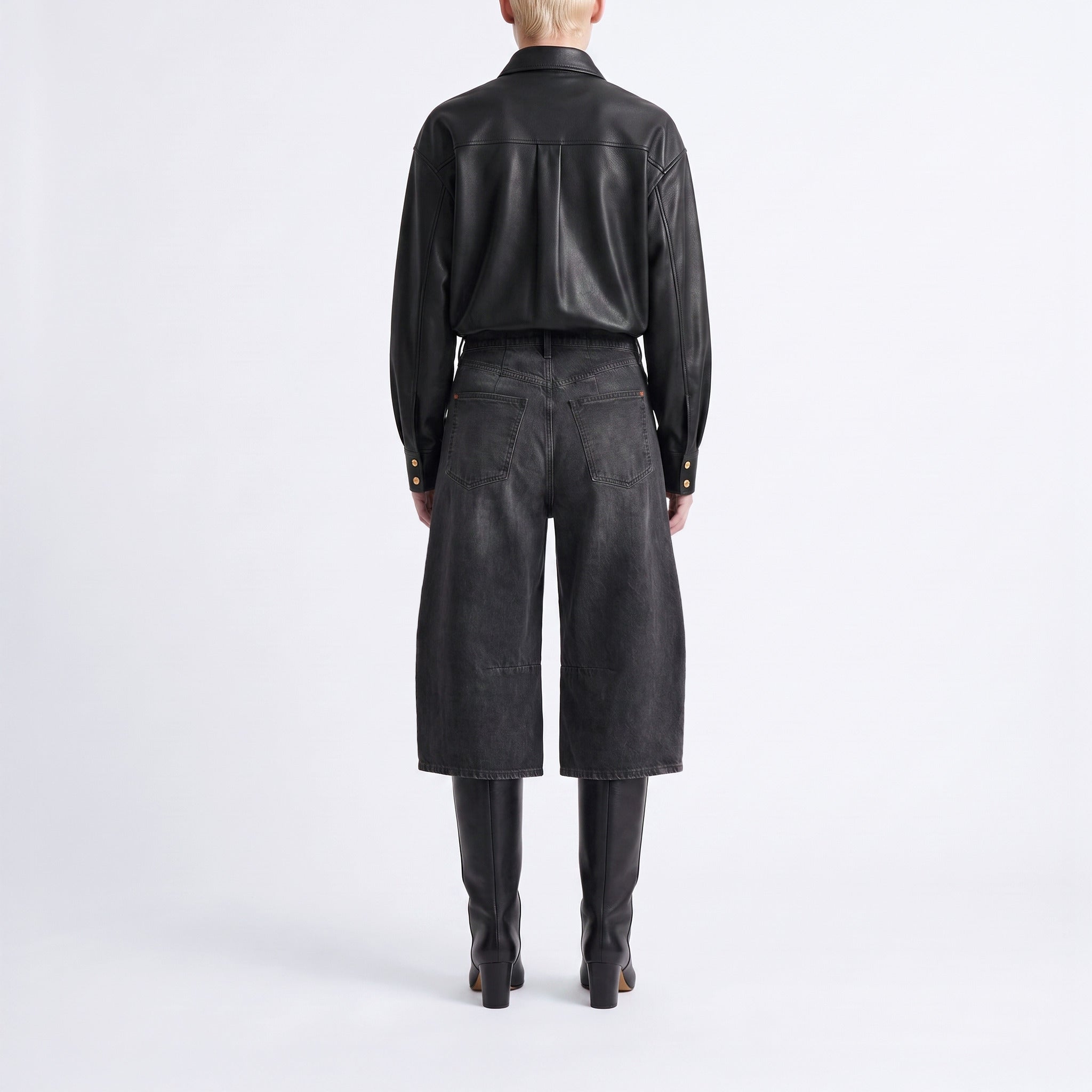 Circular Bermuda in a barrel fit. | LOS ANGELES Bermuda indigo | DD mocha used wash | Back view of model