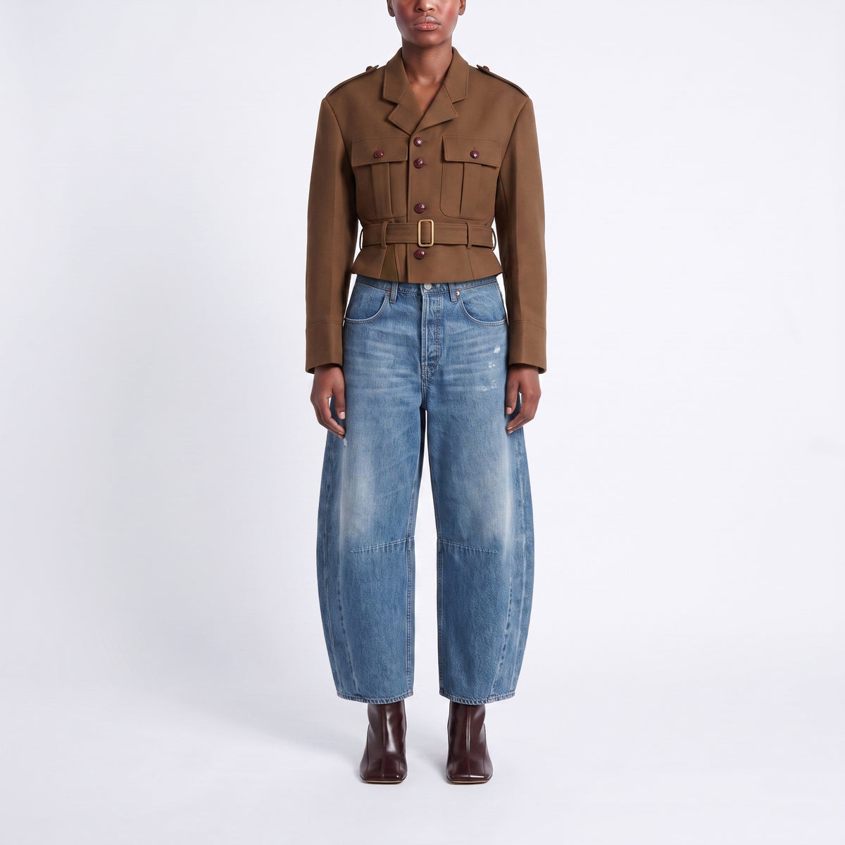 Barrel jeans made of circular denim. | LOS ANGELES | DD heritage blue used wash | Front view of model