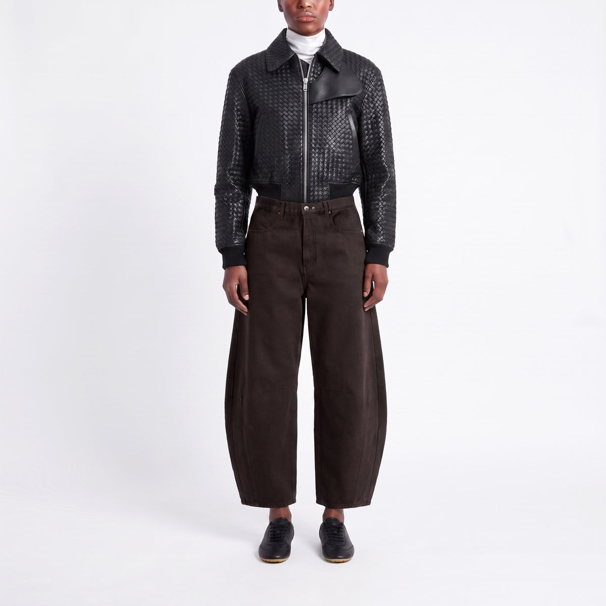 Barrel jeans made of circular denim. | LOS ANGELES | DD vintage mocha wash | Front view of model