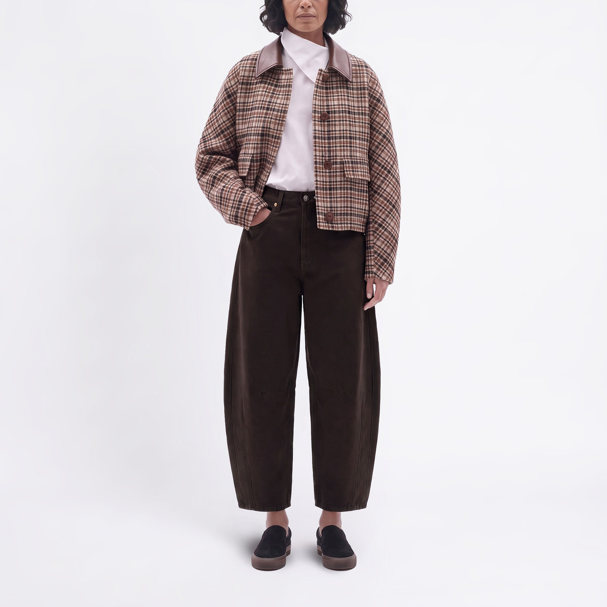 Barrel jeans made of circular denim. | LOS ANGELES | DD vintage mocha wash | Front view of model