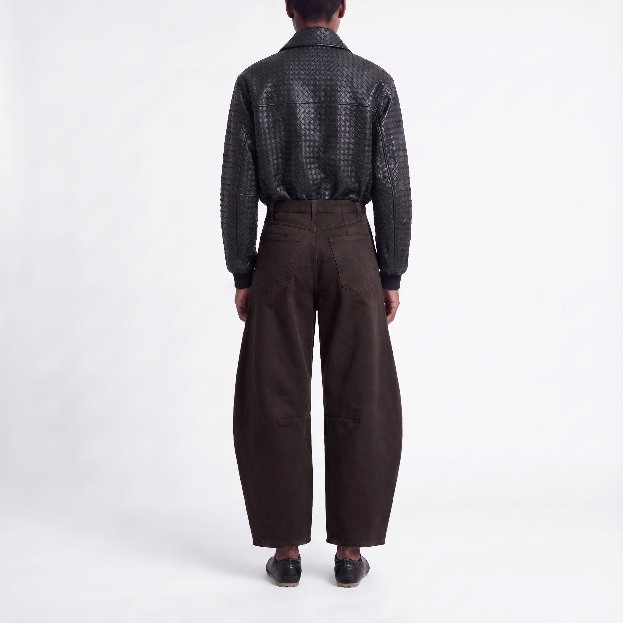 Barrel jeans made of circular denim. | LOS ANGELES | DD vintage mocha wash | Back view of model