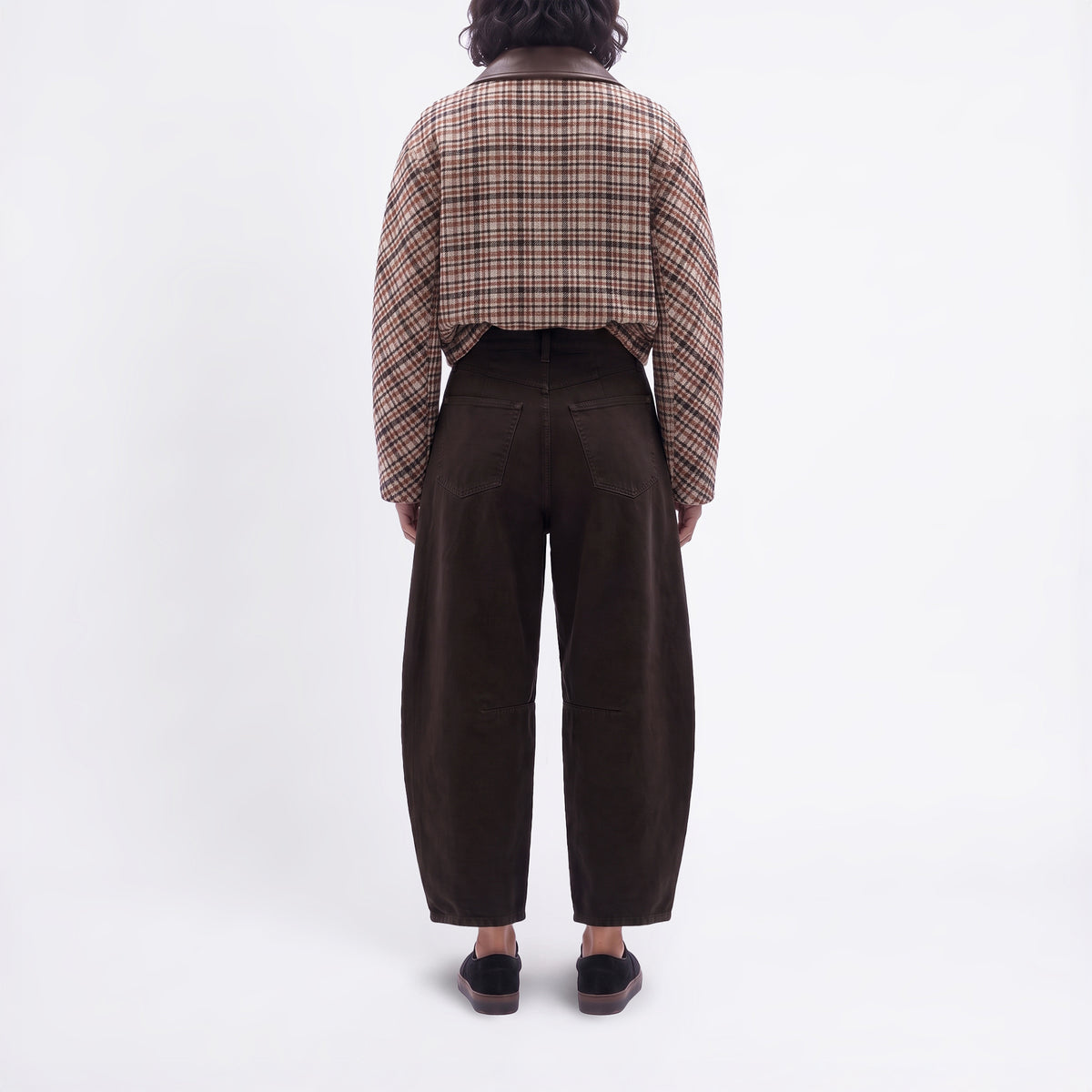 Barrel jeans made of circular denim. | LOS ANGELES | DD vintage mocha wash | Back view of model