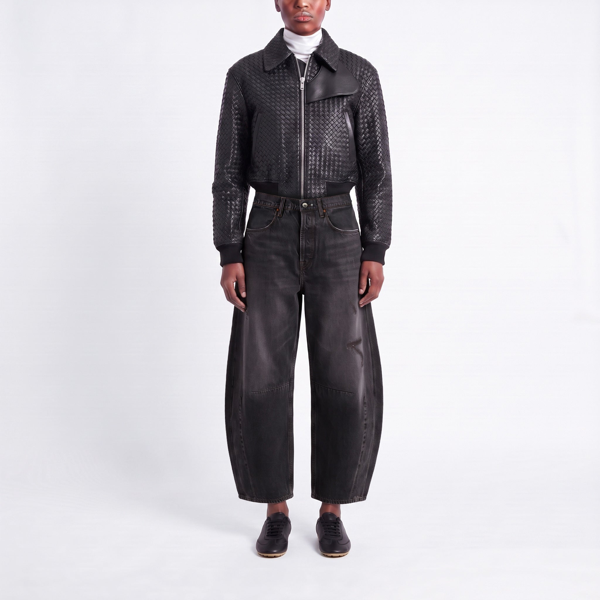 Barrel jeans made of circular denim. | LOS ANGELES | DD mocha used wash | Front view of model