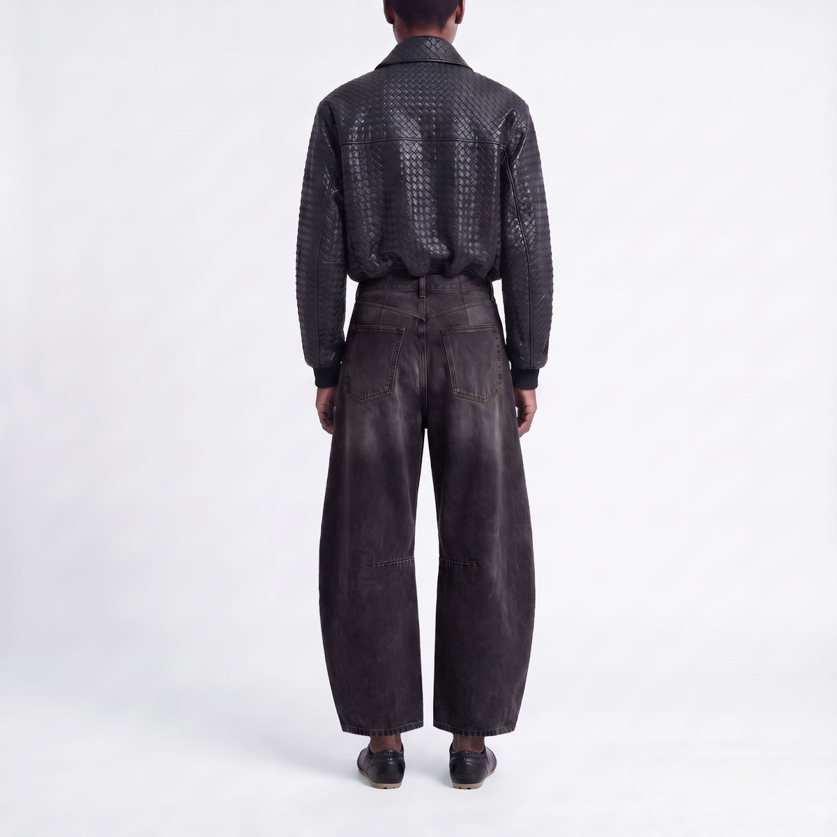 Barrel jeans made of circular denim. | LOS ANGELES | DD mocha used wash | Back view of model