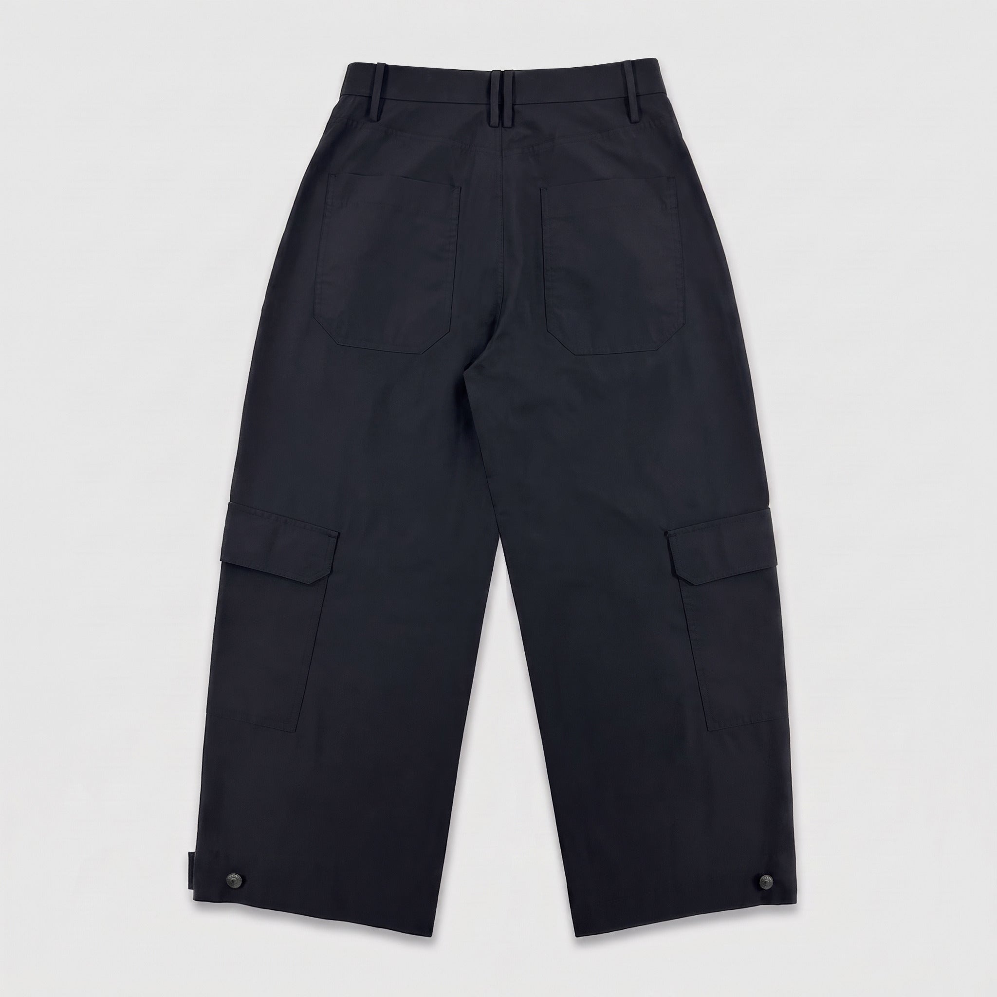 Utility trousers in a lightweight parachute material. | KUMAMOTO | black | Back view of bust