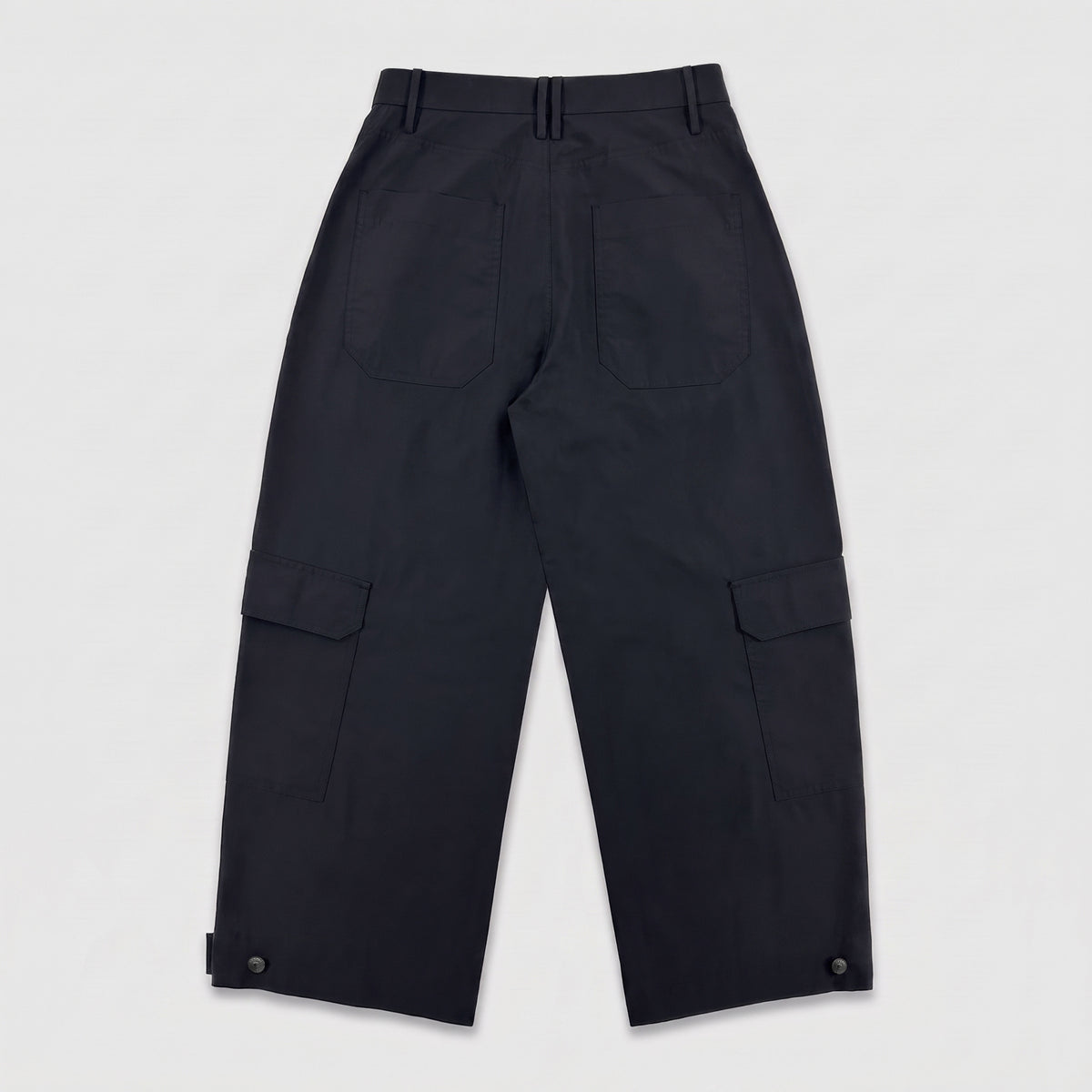 Utility trousers in a lightweight parachute material. | KUMAMOTO | black | Back view of bust
