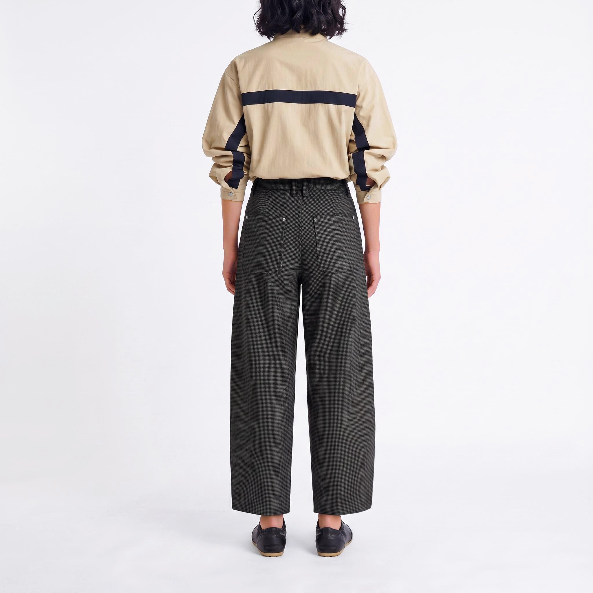 Relaxed jump-in trousers made of premium jersey. | MILTON | smoke houndstooth | Back view of model