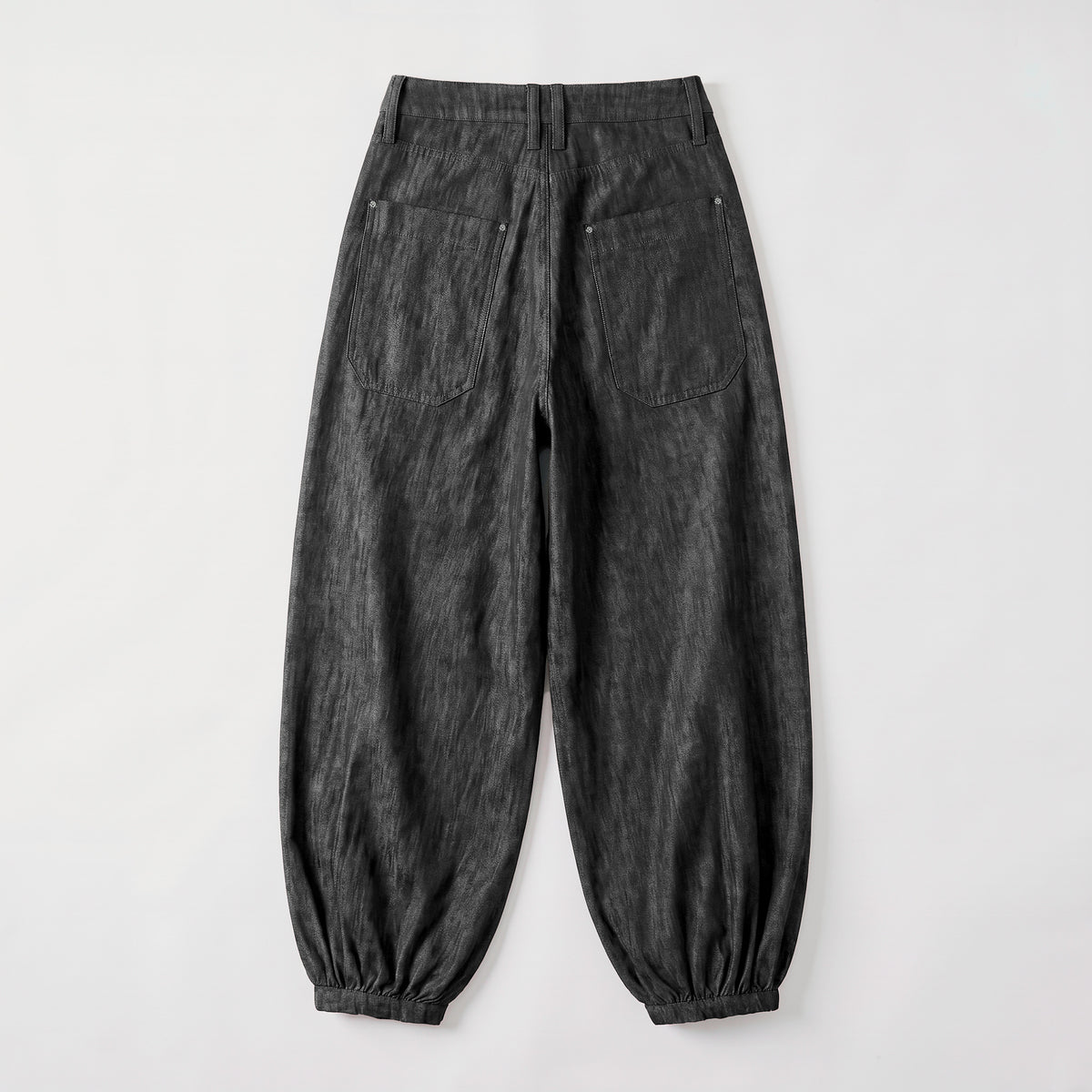 Relaxed premium jeans with cuffed hem. | NEW ORLEANS 2.0 indigo | black | Back view of bust