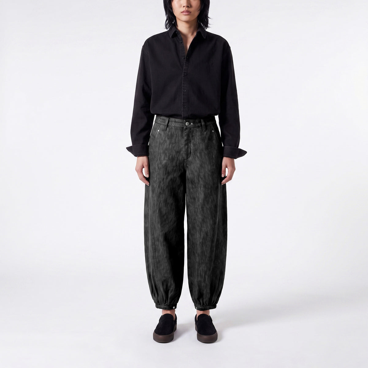 Relaxed premium jeans with cuffed hem. | NEW ORLEANS 2.0 indigo | black | Front view of model