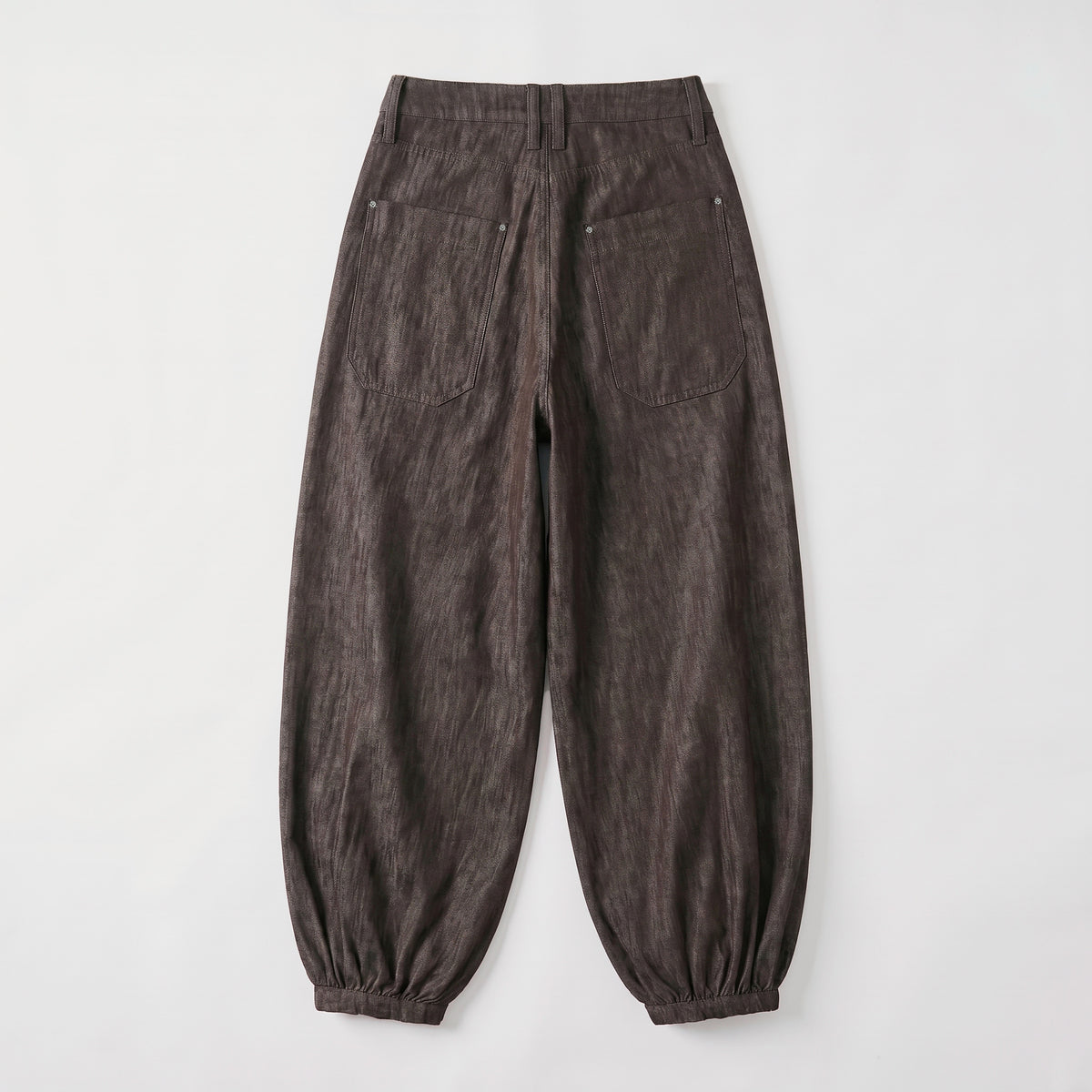 Relaxed premium jeans with cuffed hem. | NEW ORLEANS 2.0 indigo | bitter chocolate | Back view of bust