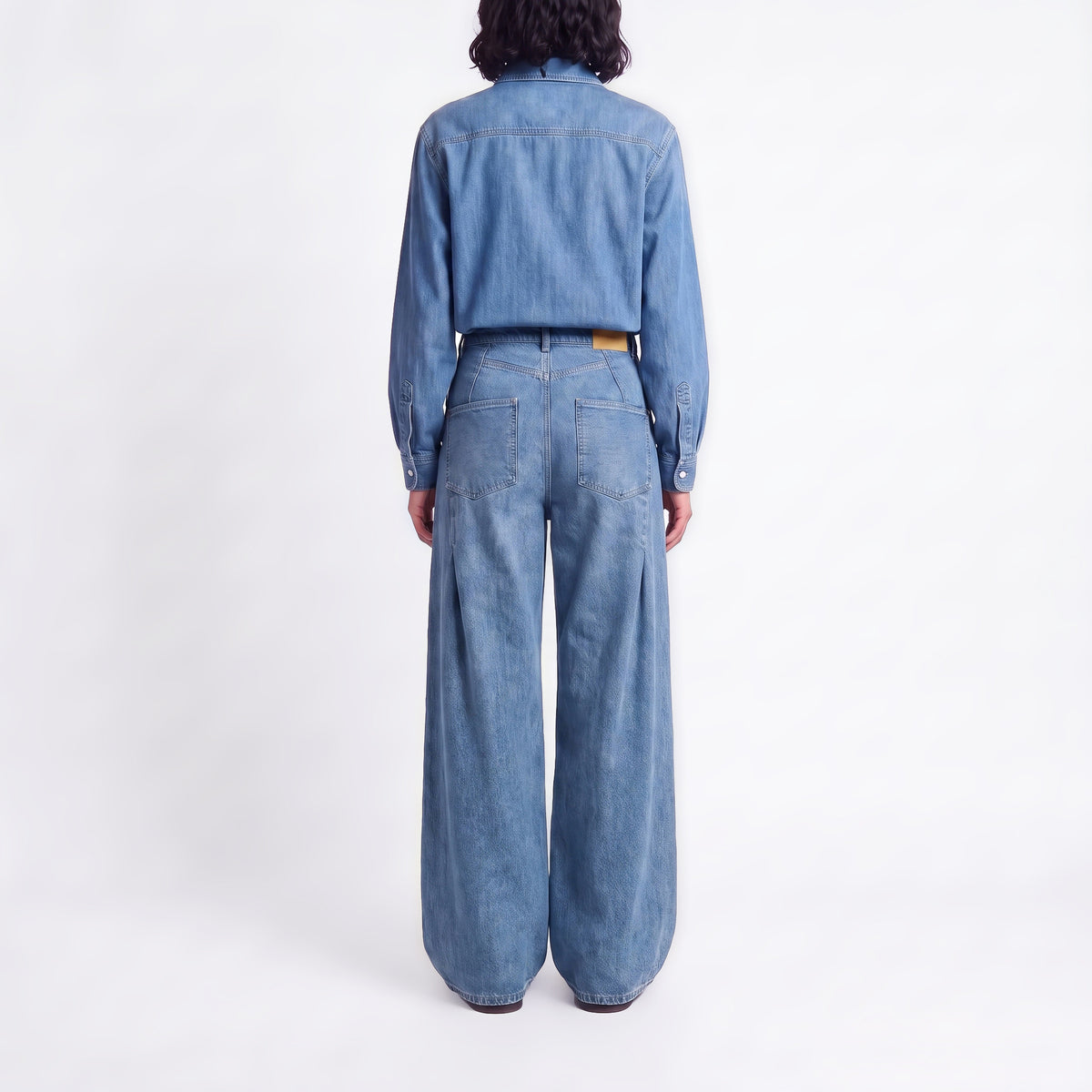 Wide jeans in a flowing cotton-lyocell blend. | PHILADELPHIA indigo | DD malibu blue wash | Back view of model