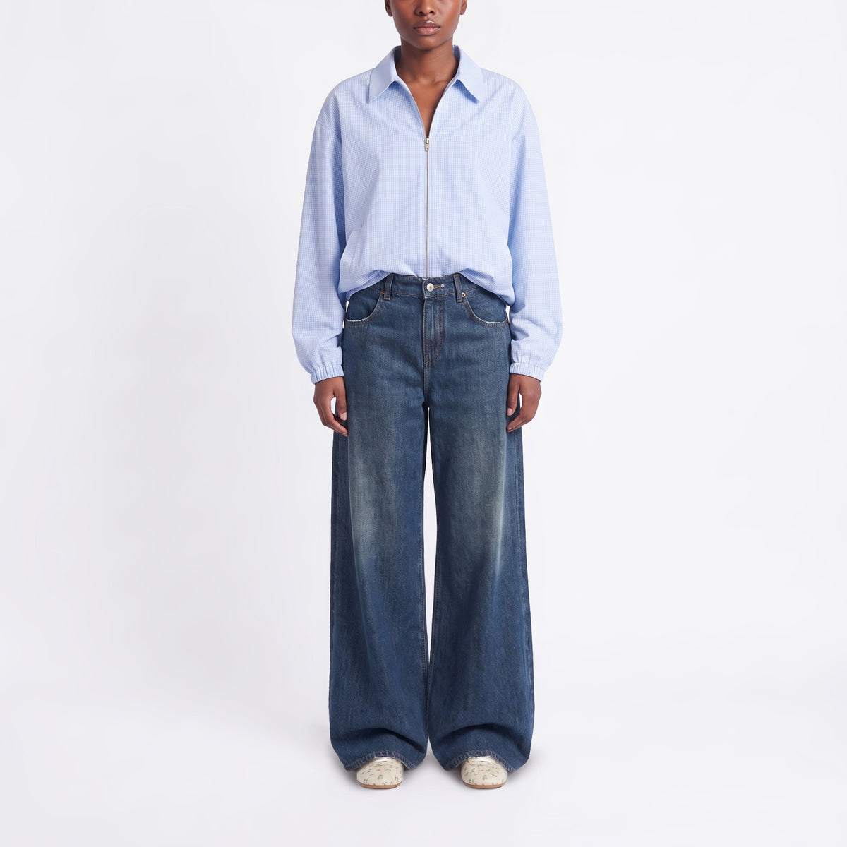 Wide jeans in a flowing cotton-lyocell blend. | PHILADELPHIA indigo | DD deep ocean wash | Front view of model
