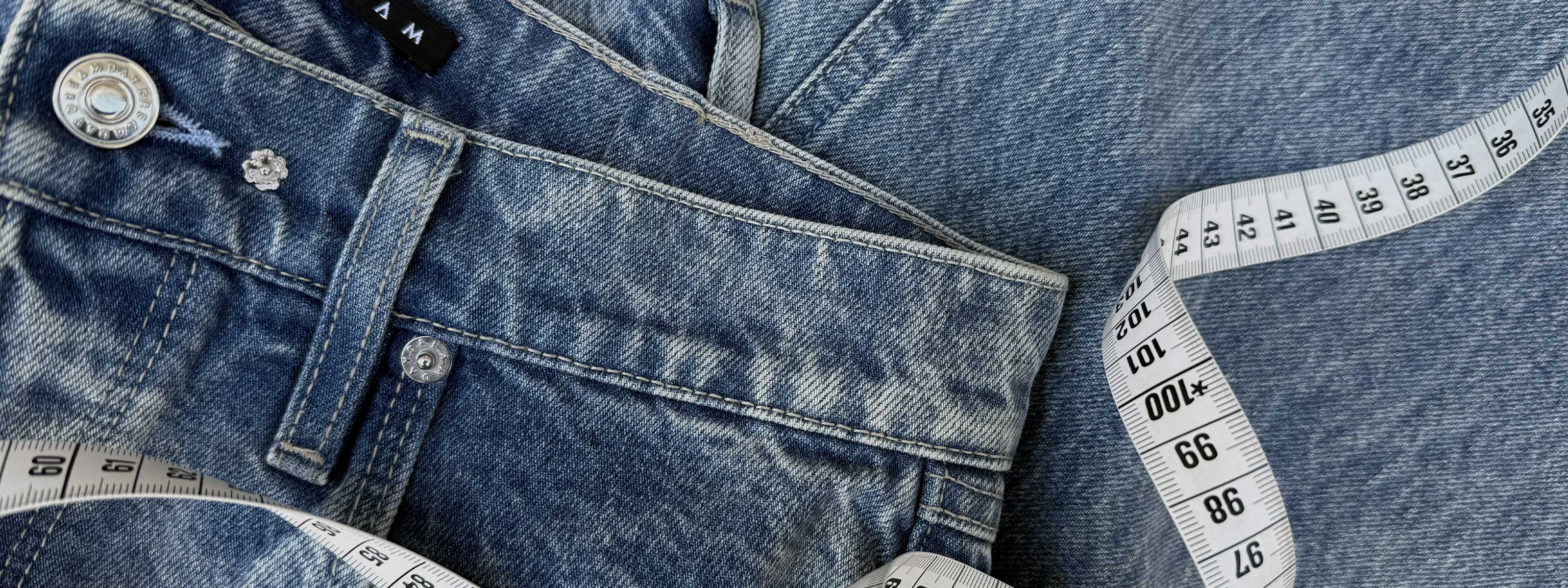 Denim mit Maßband liegens