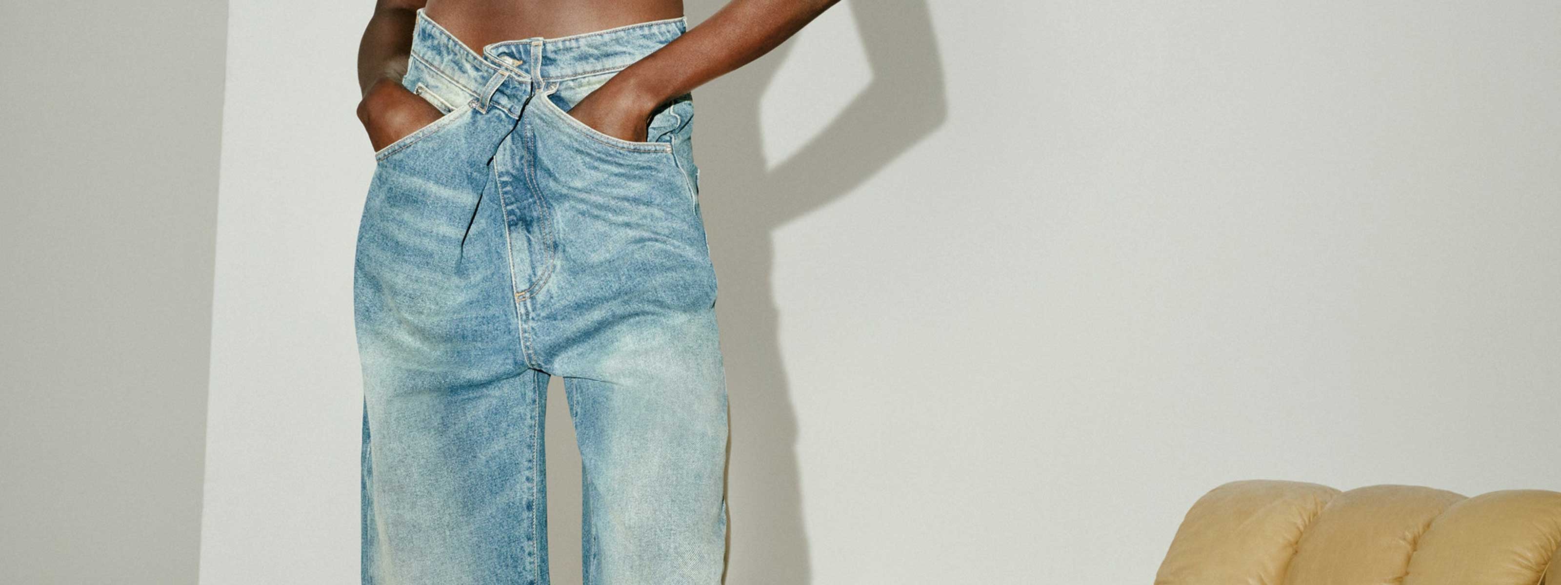 Angeschnittene Jeans an Model