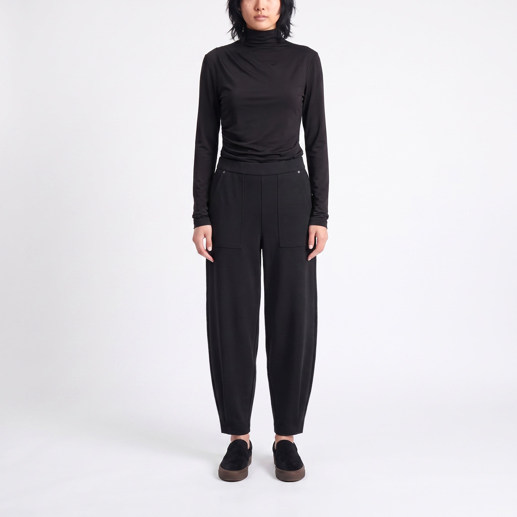 Cropped jump-in trousers made of premium scuba. | TWIST | black | Front view of model