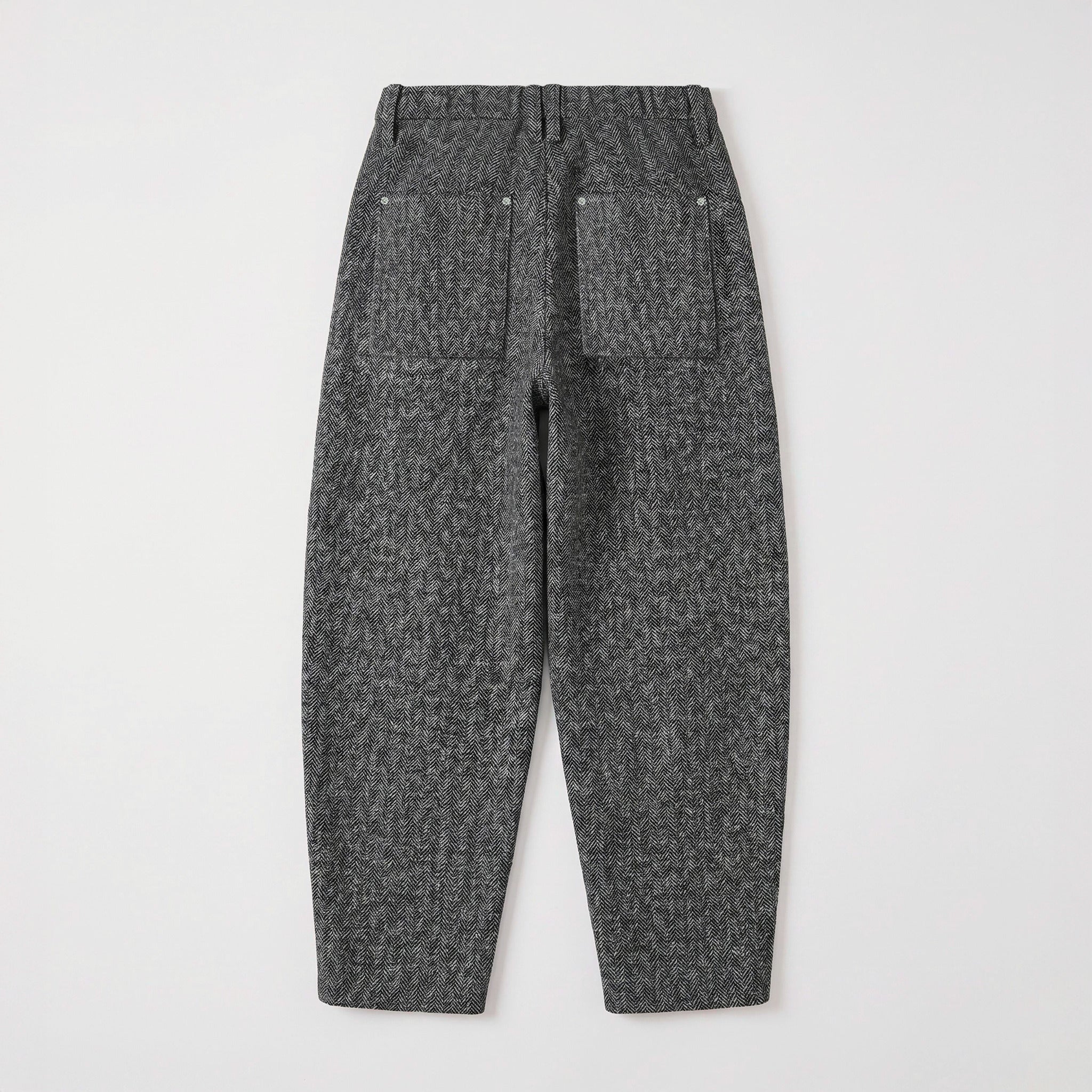 Relaxed trousers made of premium jersey. | TWIST 3.0 | shadow grey herringbone | Back view of bust