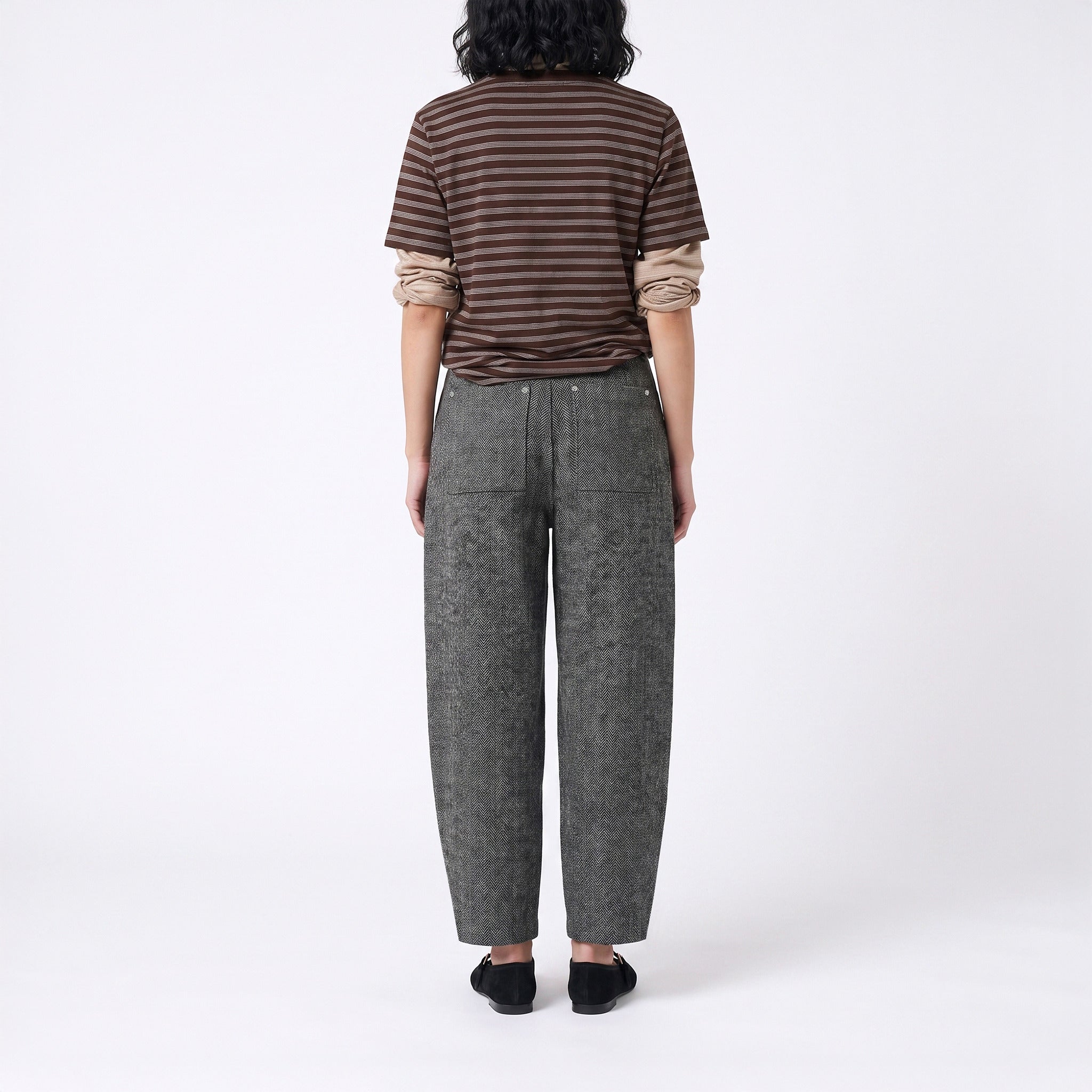 Relaxed trousers made of premium jersey. | TWIST 3.0 | shadow grey herringbone | Back view of model