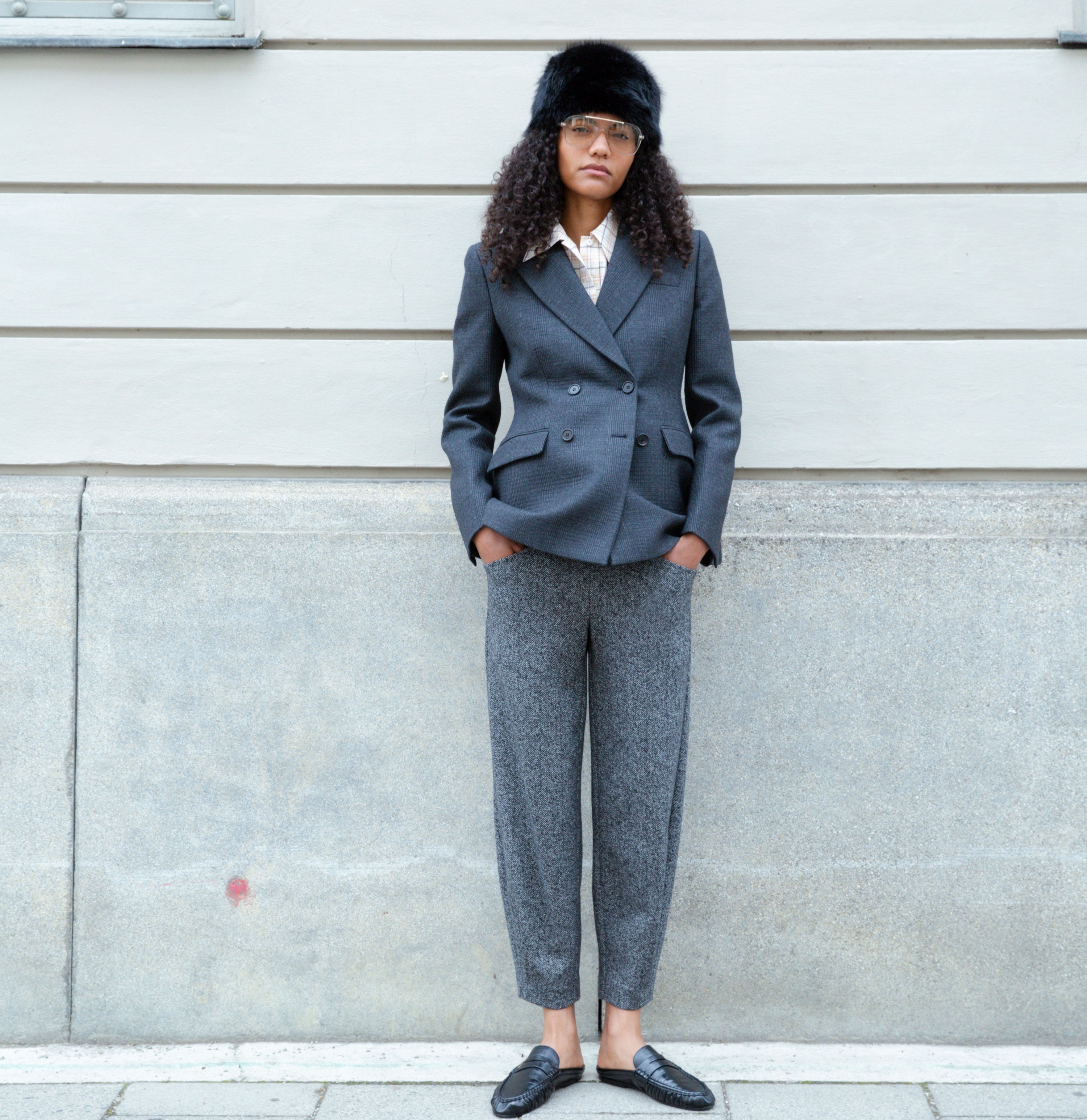 Relaxed trousers made of premium jersey. | TWIST 3.0 | shadow grey herringbone | Campaign image 3