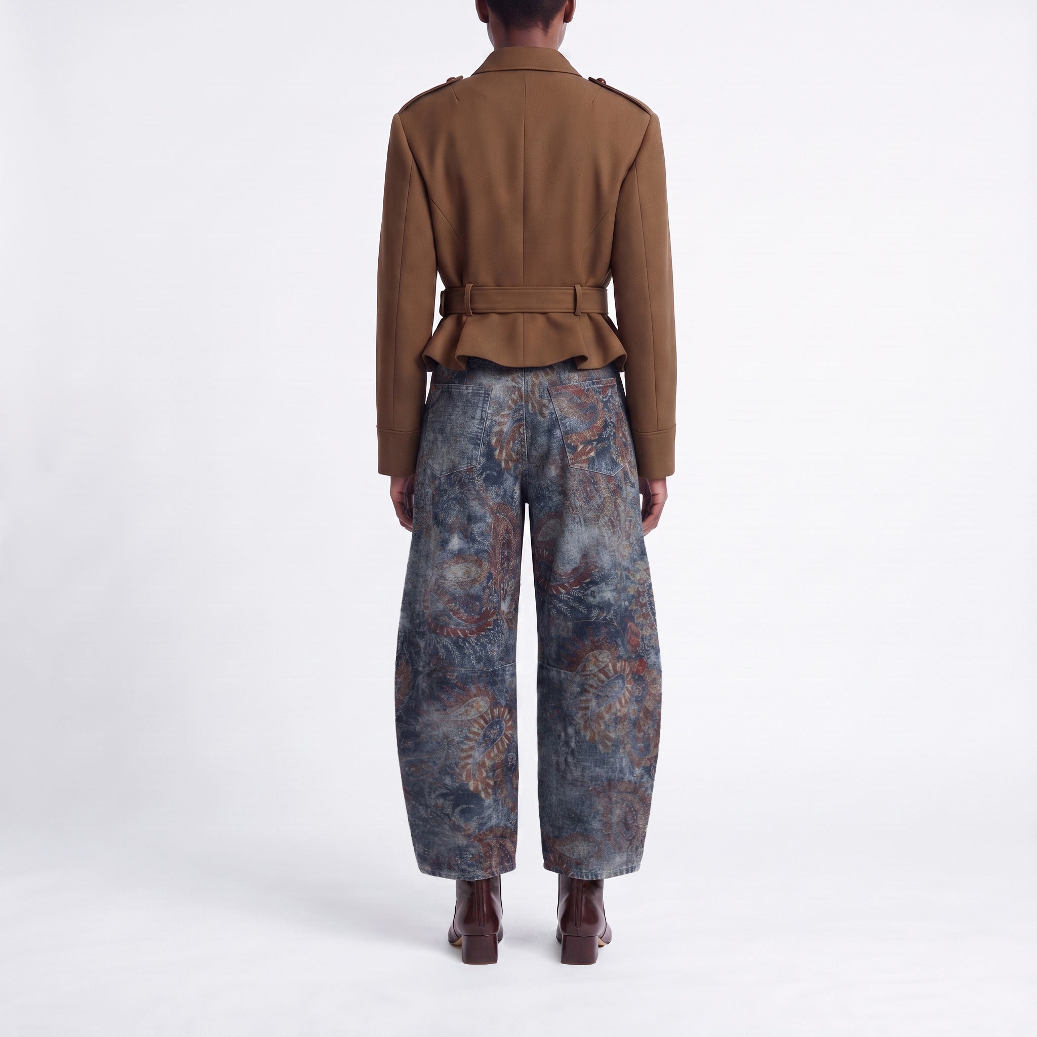 Circular barrel jeans with seam details. | LOS ANGELES smart indigo | DD cashmere blue wash | Back view of model