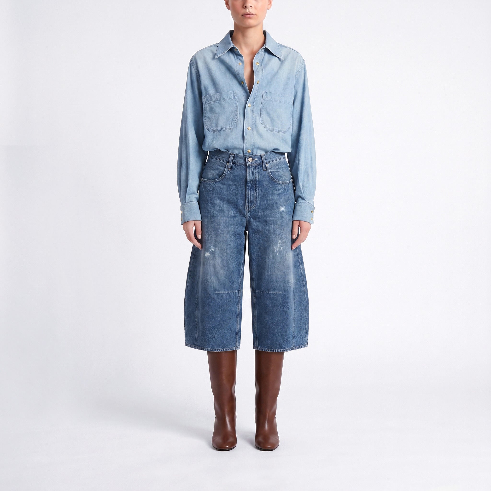 Circular Bermuda in a barrel fit. | LOS ANGELES Bermuda indigo | DD sunset wash | Front view of model