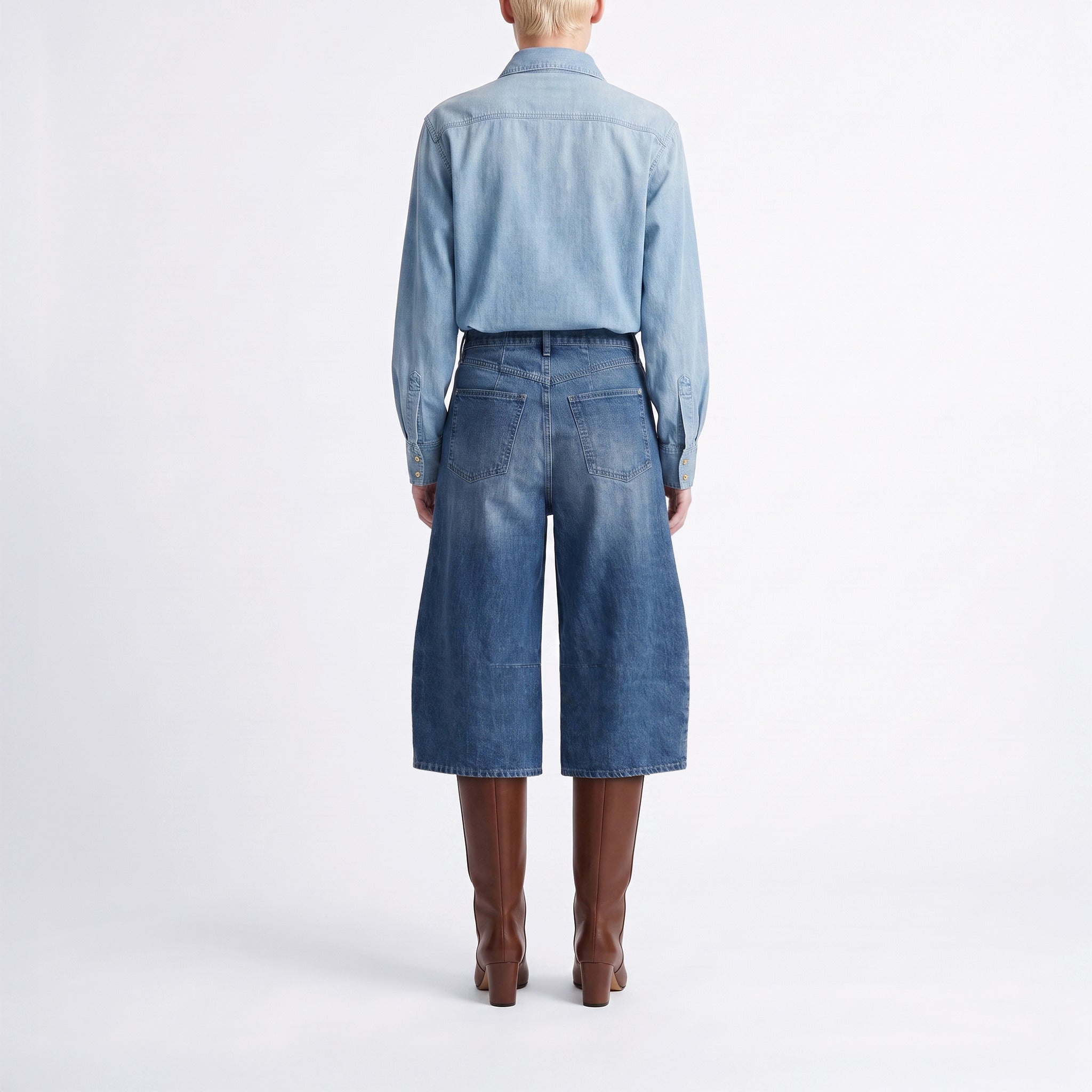 Circular Bermuda in a barrel fit. | LOS ANGELES Bermuda indigo | DD sunset wash | Back view of model