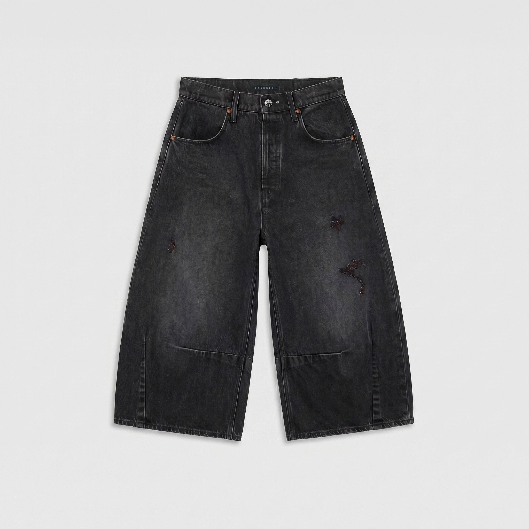 Circular Bermuda in a barrel fit. | LOS ANGELES Bermuda indigo | DD mocha used wash | Front view of bust