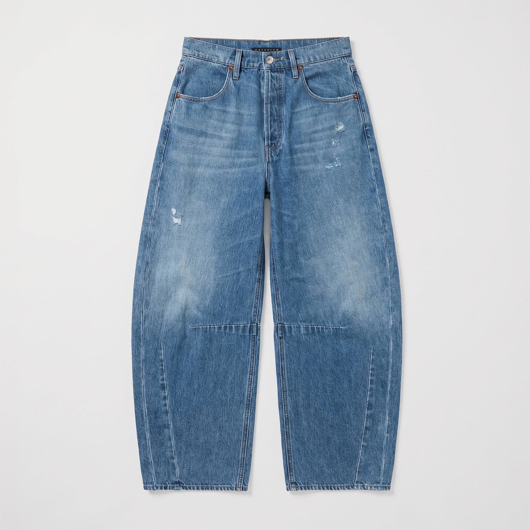 Barrel jeans made of circular denim. | LOS ANGELES | DD heritage blue used wash | Front view of bust