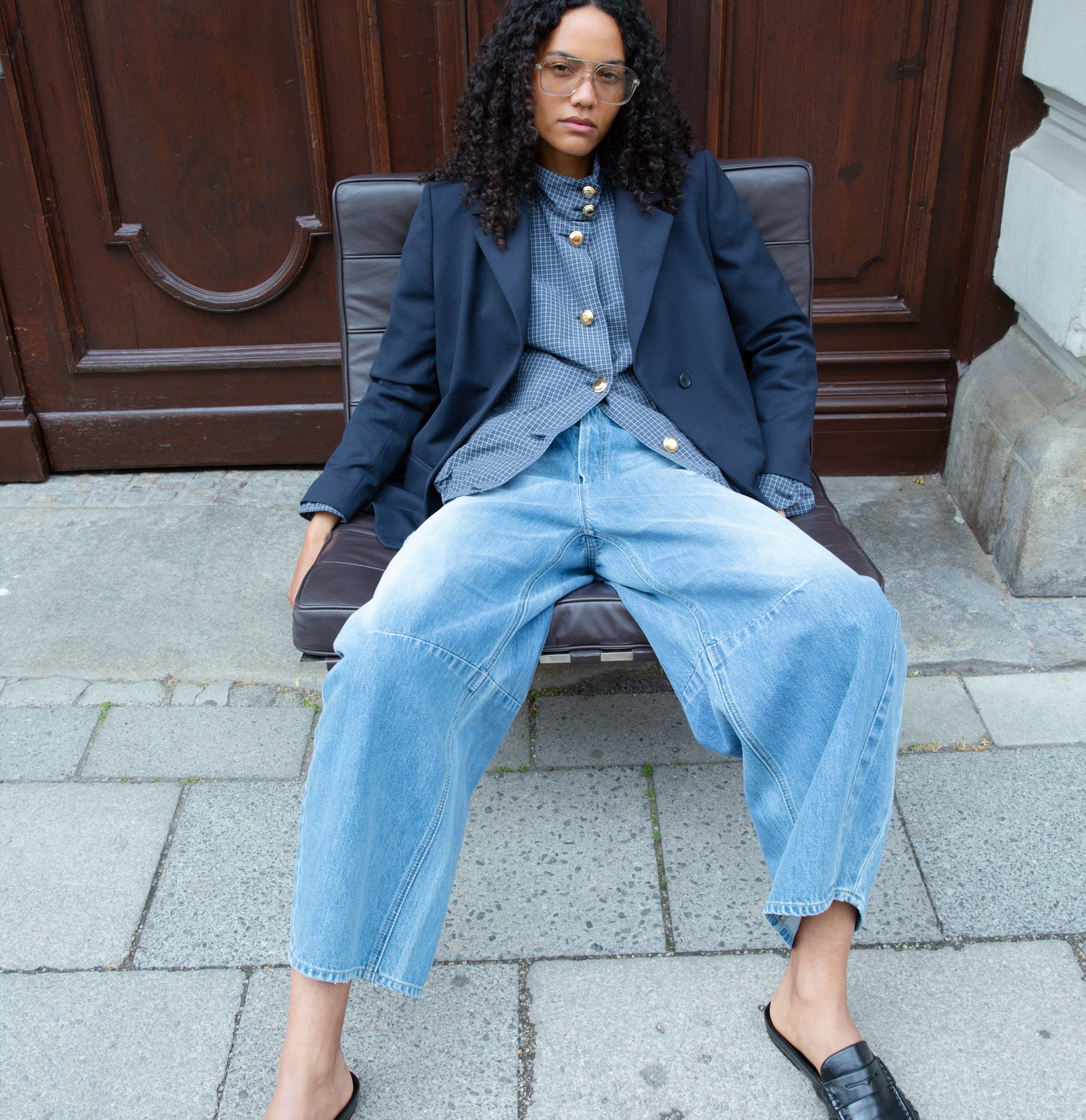 Barrel jeans made of circular denim. | LOS ANGELES | DD heritage blue used wash | Campaign image 3