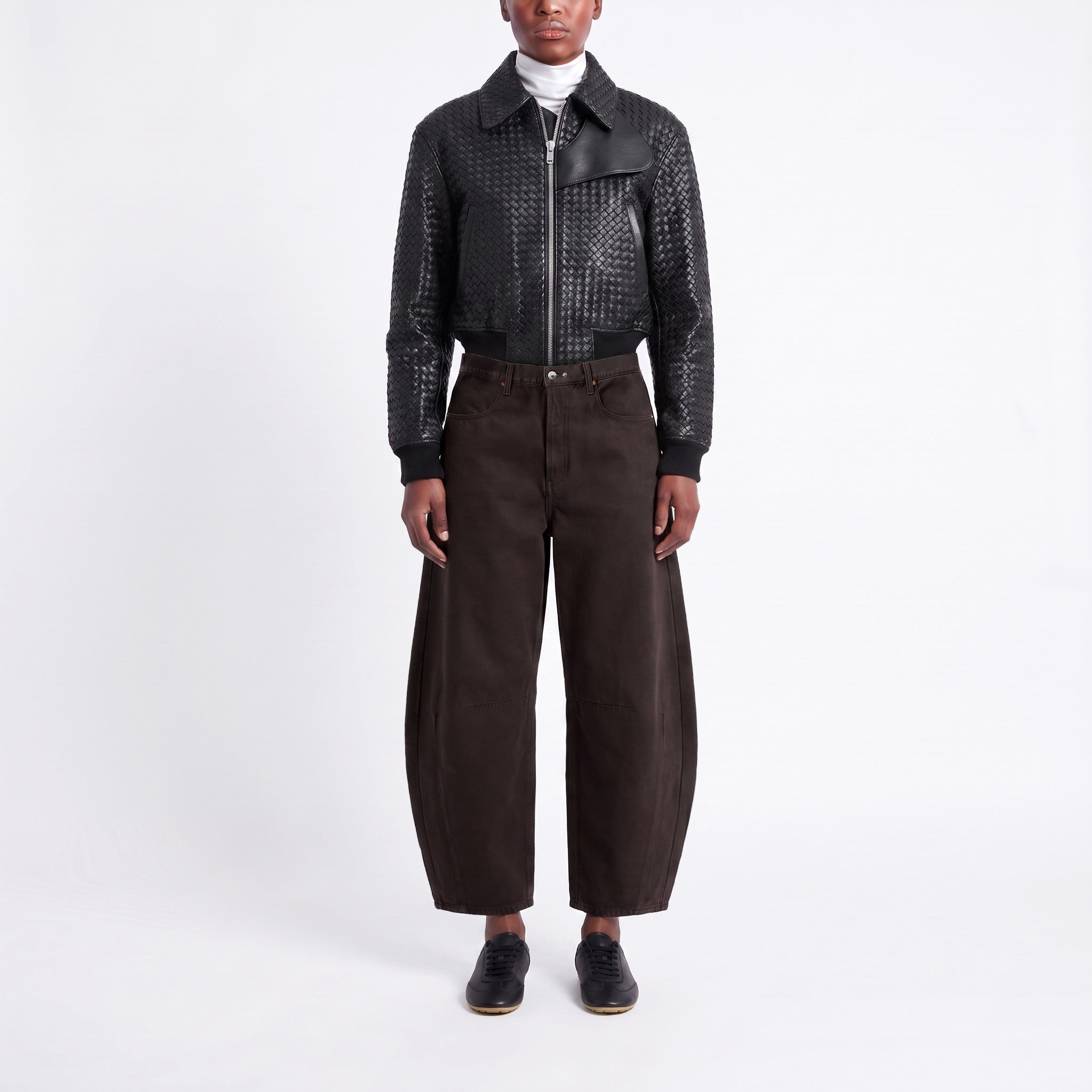Barrel jeans made of circular denim. | LOS ANGELES | DD vintage mocha wash | Front view of model