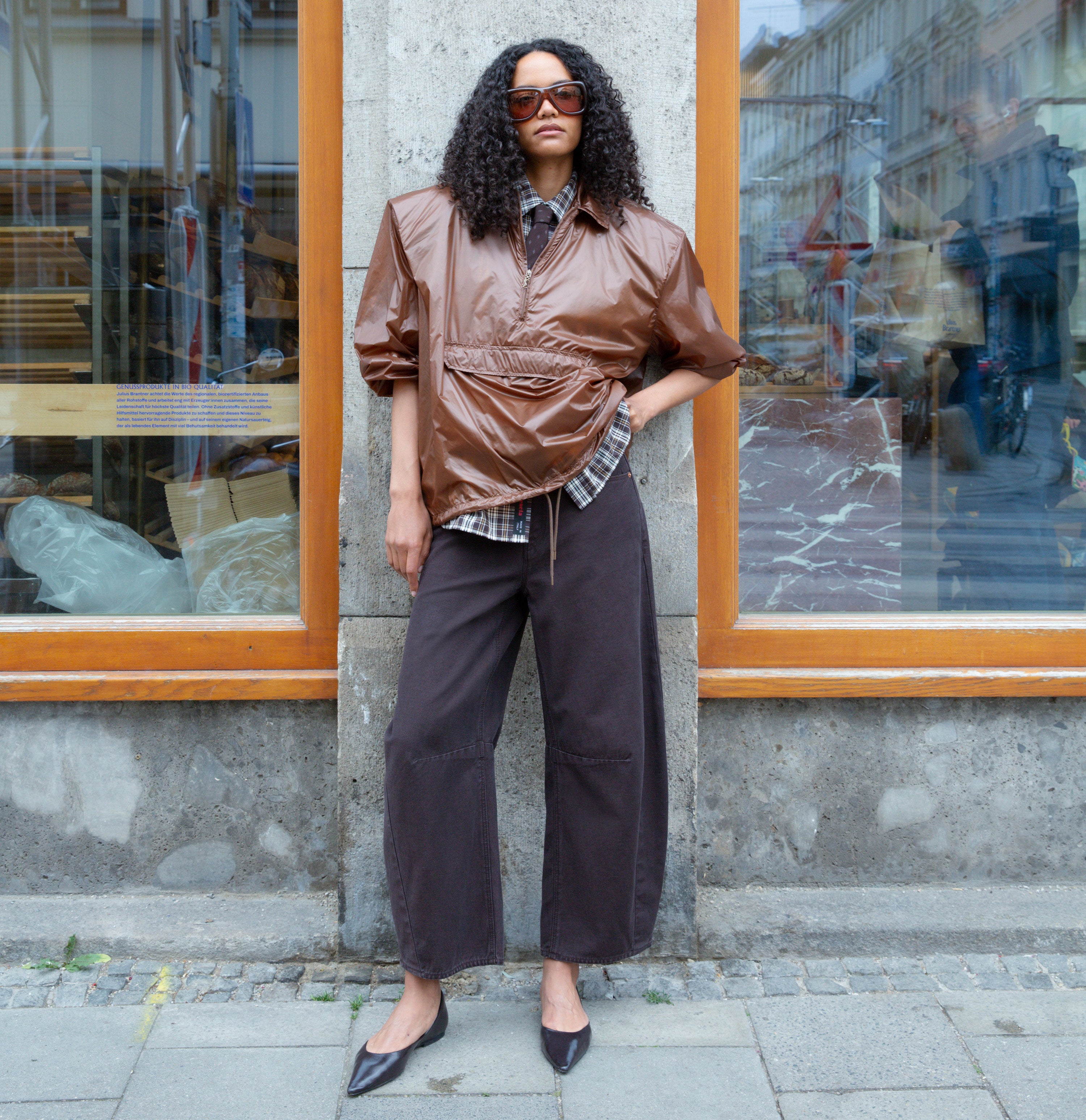 Barrel jeans made of circular denim. | LOS ANGELES | DD vintage mocha wash | Campaign image 3