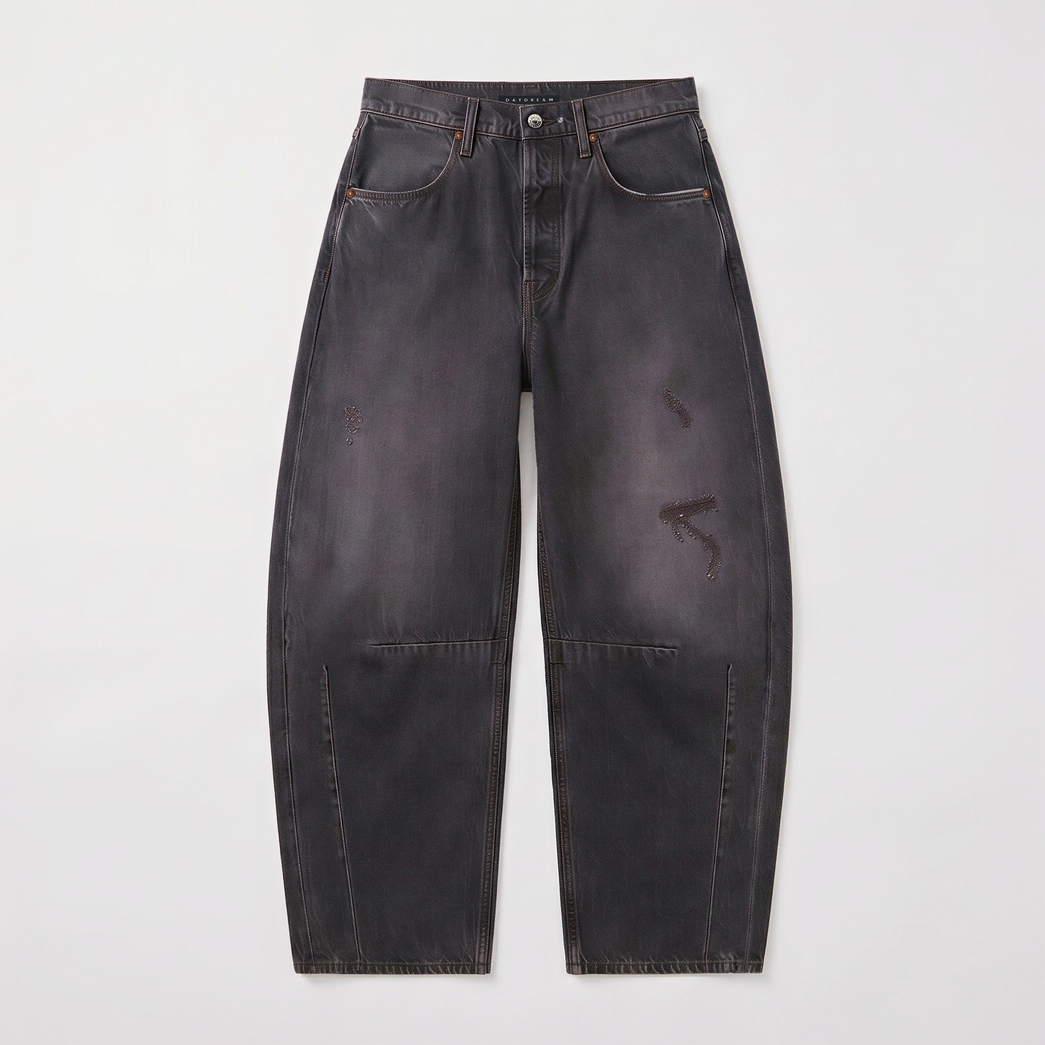 Barrel jeans made of circular denim. | LOS ANGELES | DD mocha used wash | Front view of bust