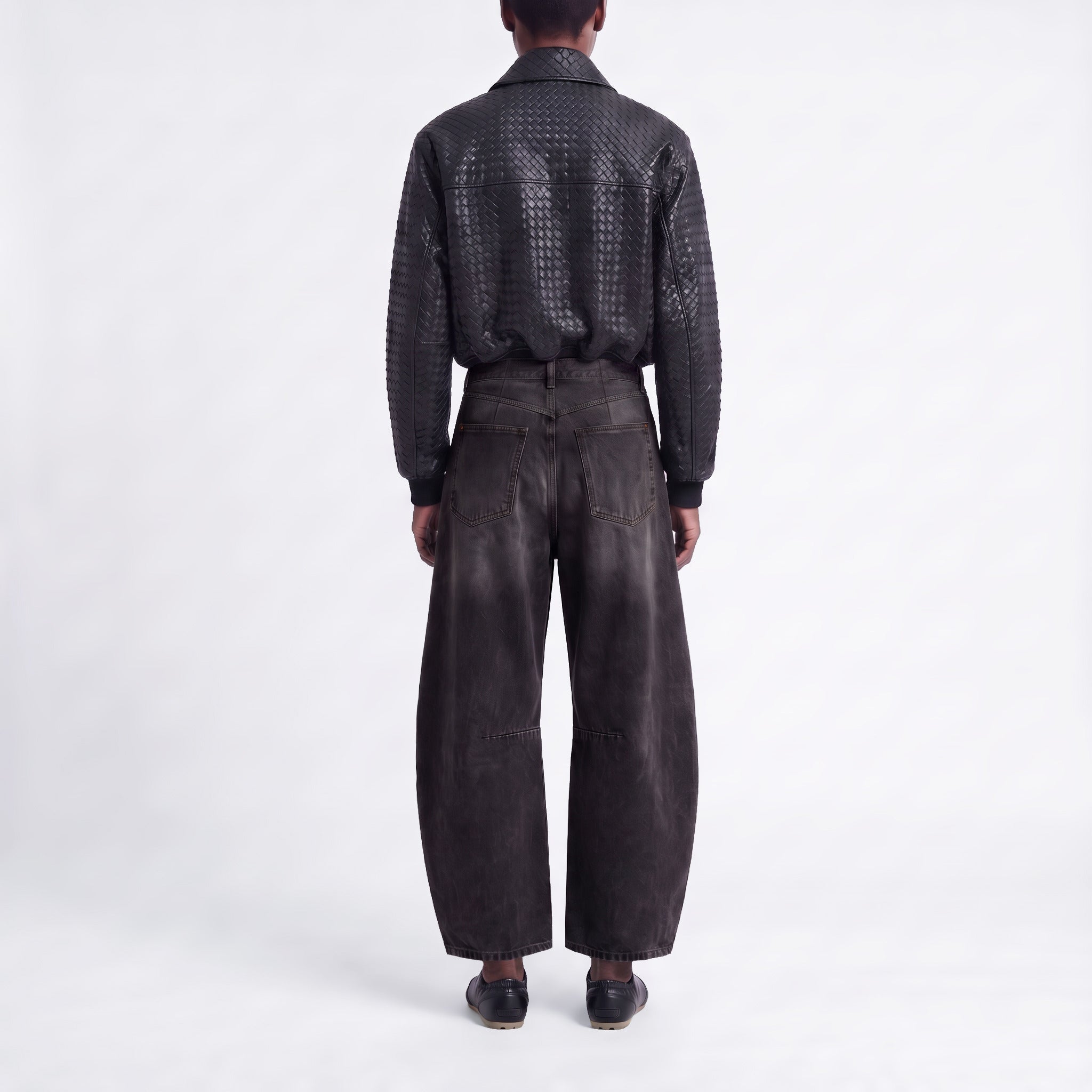 Barrel jeans made of circular denim. | LOS ANGELES | DD mocha used wash | Back view of model